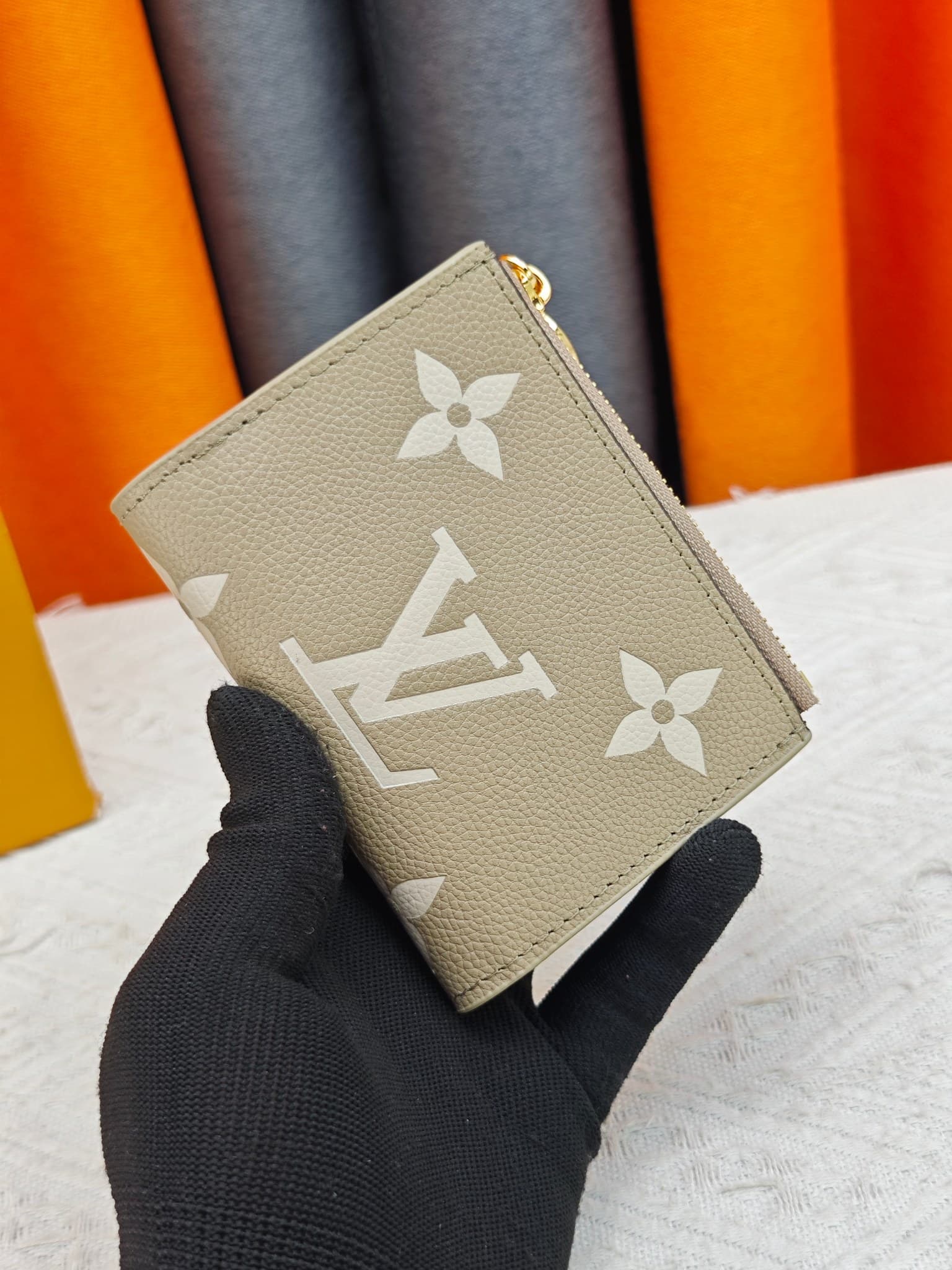 C5287 M82381 M82382 M82383 MPortefeuille Lisa is made of Monogram canvas, with colored leather lining. This compact wallet features a coin pocket and corner supports; the handle is decorated with LV circles, allowing it to be easily placed in a small bag — image 1