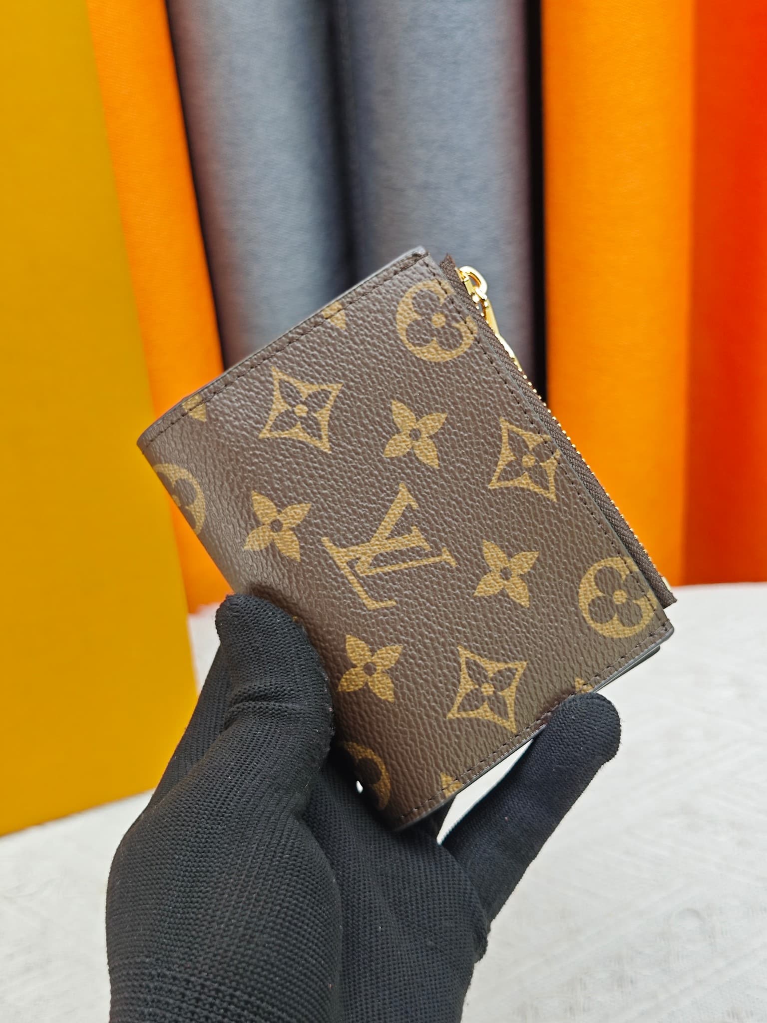 C5285 M82381 M82382 M82383 MPortefeuille Lisa is made of Monogram canvas, with colored leather lining. This compact wallet features a corner panel for coins, and the handle is decorated with LV circles, allowing it to be easily placed in a small bag or ha — image 1