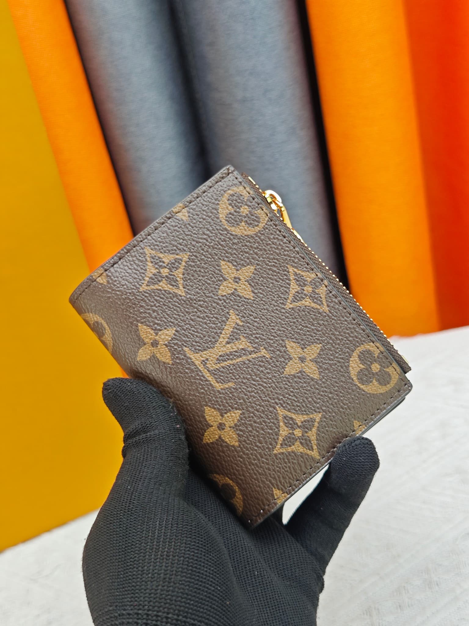 C5284 M82381 M82382 M82383 MPortefeuille Lisa is made of Monogram canvas, with colored leather lining. This compact wallet features a coin pocket and corner support; the handle is decorated with LV circles, allowing it to be easily placed in a small bag o — image 1