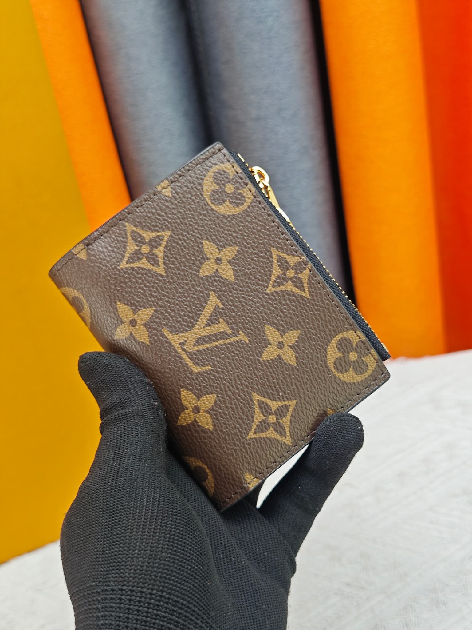 C5283 M82381 M82382 M82383 MPortefeuille Lisa is made of Monogram canvas with colored leather lining. This compact wallet features a coin pocket and corner supports; the handle is decorated with LV circles, allowing it to be easily placed in a small bag o — image 1