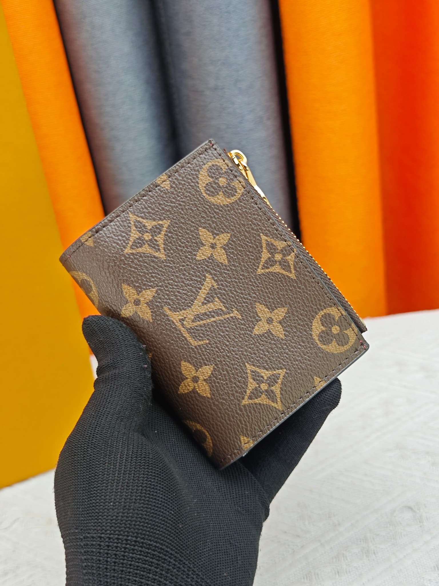 C5282 M82381 M82382 M82383 MPortefeuille Lisa is made of Monogram canvas, with colored leather lining. This compact wallet features a corner flap for coins, and the handle is decorated with LV circles, allowing it to be easily placed in a small bag or han — image 1
