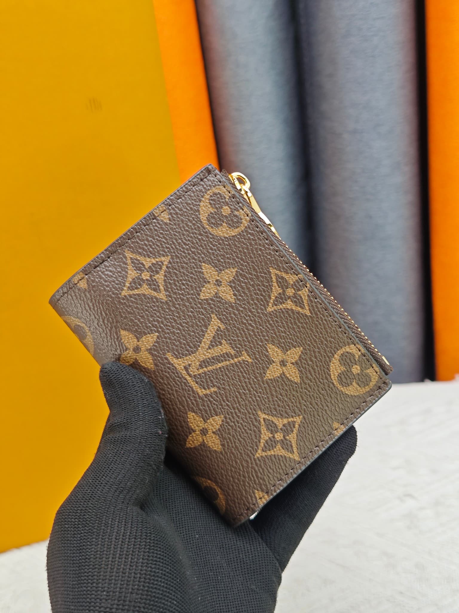 C5281 M82381 M82382 M82383 MPortefeuille Lisa is made of Monogram canvas, with colored leather lining. This compact wallet features a coin pocket and corner support; the handle is decorated with LV circles, allowing it to be easily placed in a small bag o — image 1