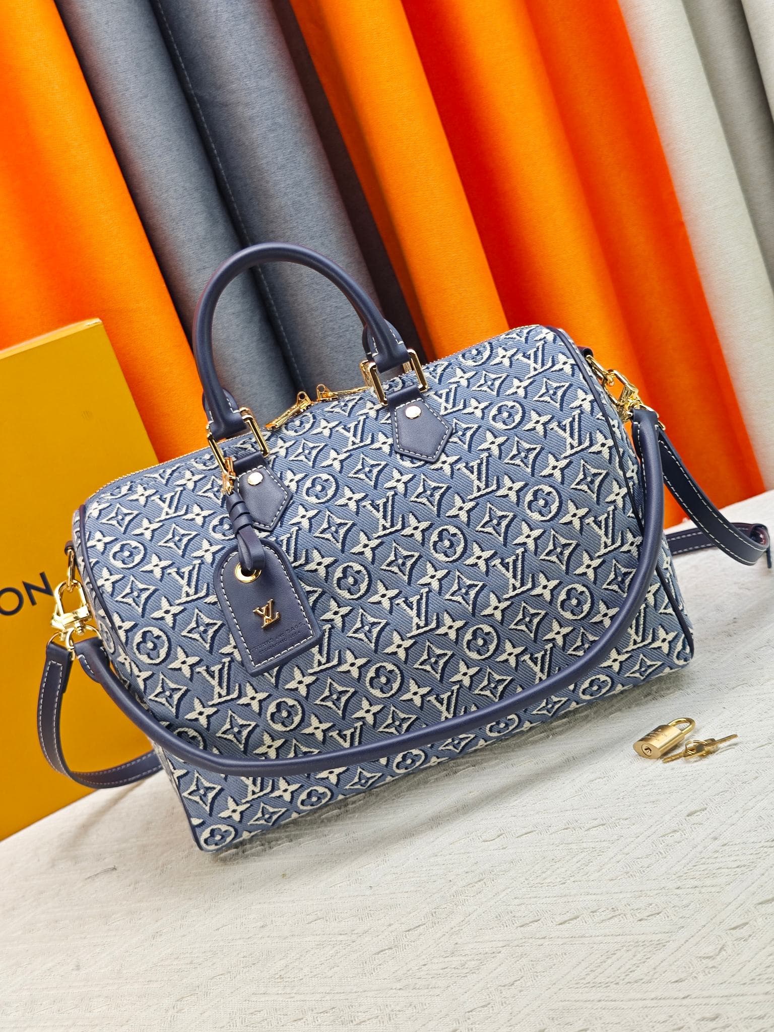 C5057 M28479 40391 2A187 Printed pattern;牛仔speedy pillow bag SPEEDY SOFT 30 Handbag. This Speedy Soft 30 handbag features a classic Monogram pattern, with the Monogram Emblème logo created using printed canvas, and an elegant embroidered texture. The uniq — image 1
