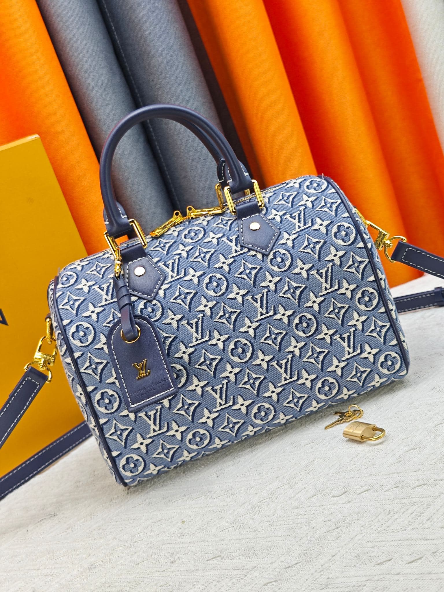C5056 M40390 M2A187 Printed fabric;牛仔speedy pillow bag SPEEDY SOFT 25 Handbag. This Speedy Soft 30 handbag features a classic Monogram pattern, with the Monogram Emblème logo created using printed canvas, and an elegant embroidered texture. The unique col — image 1