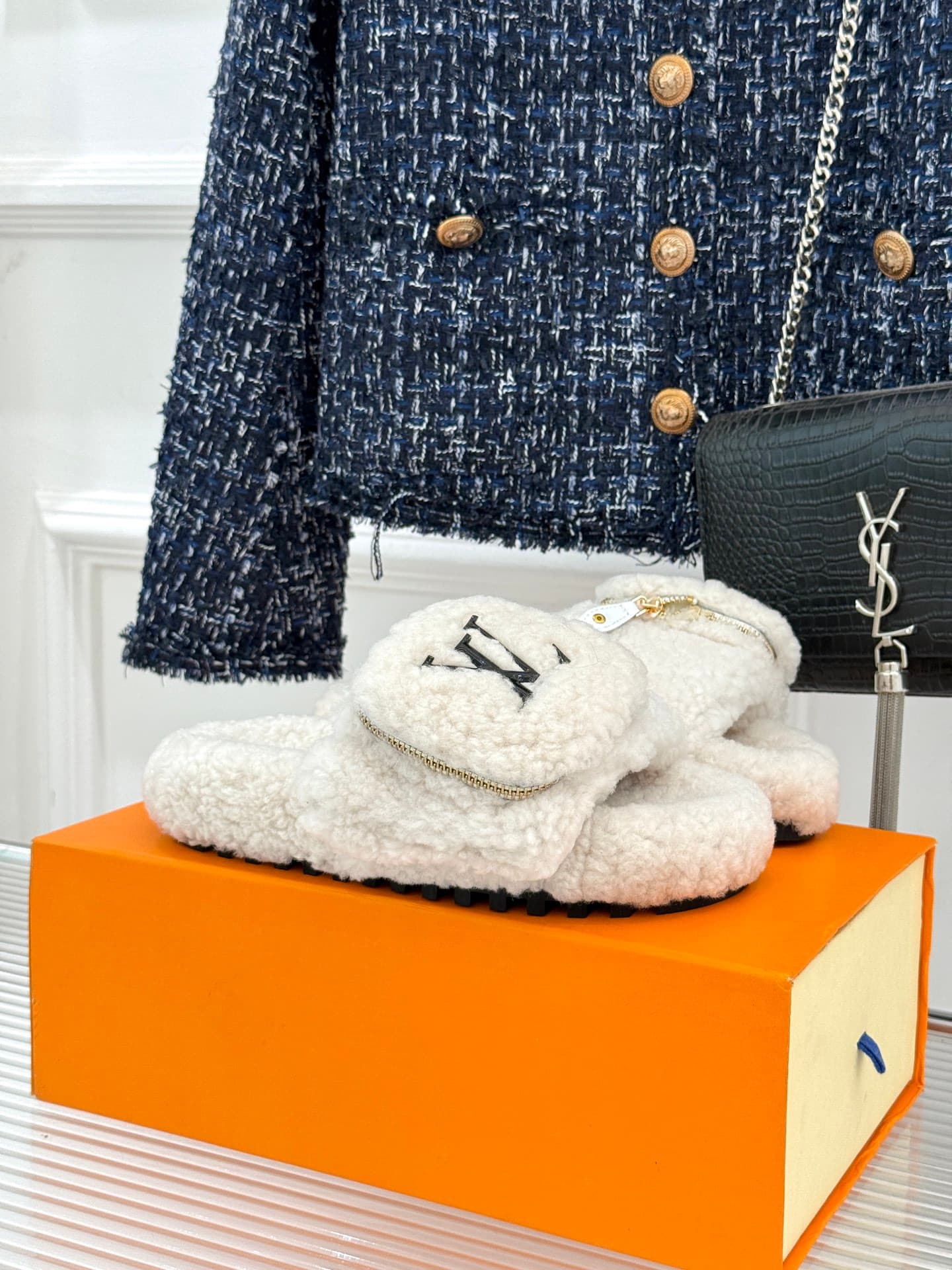 D9140 🏧𝐋𝐕Luck brand’s popular classic slippers — image 1