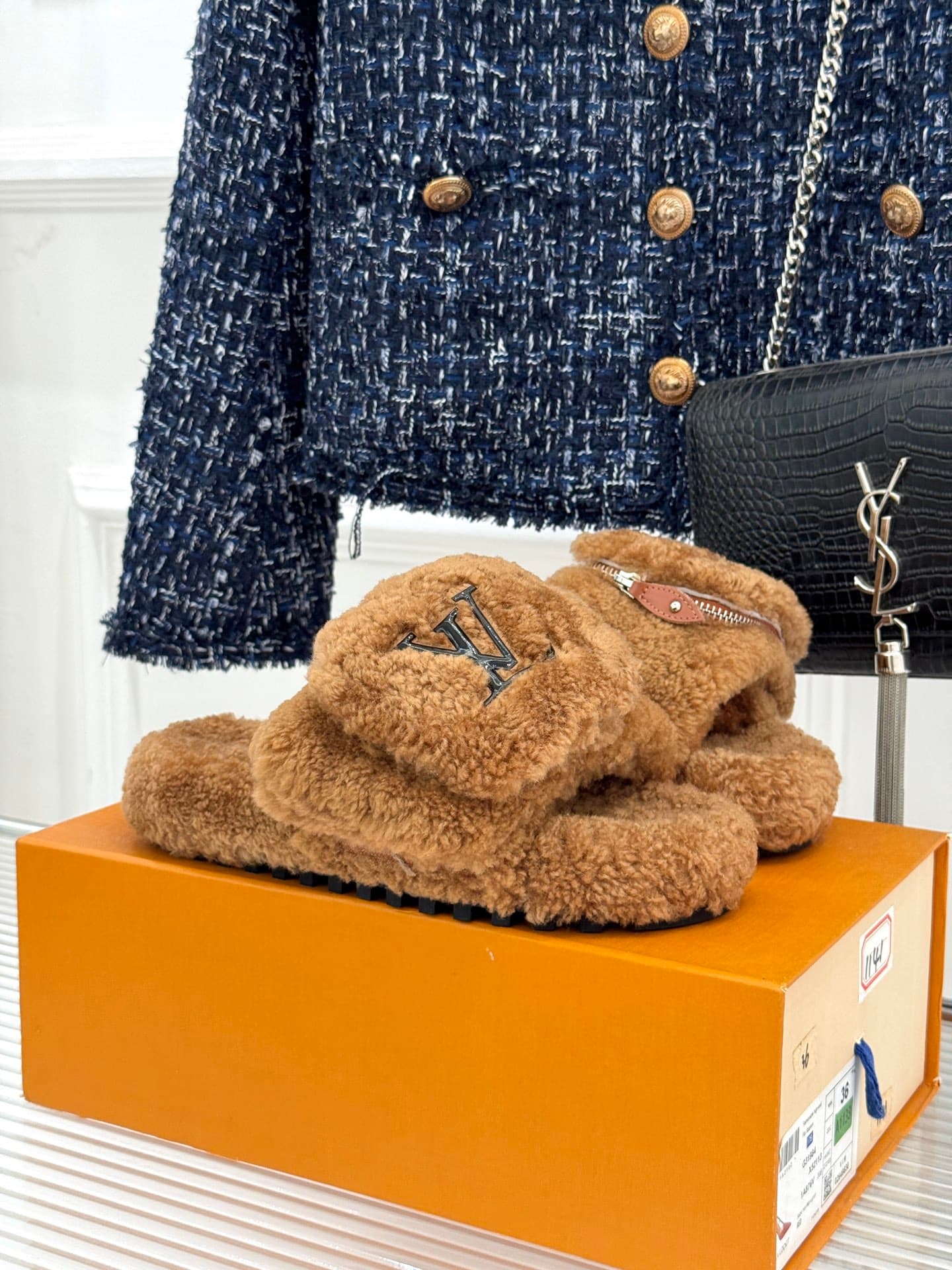 D9143 🏧𝐋𝐕Lucky brand’s popular classic slippers — image 1