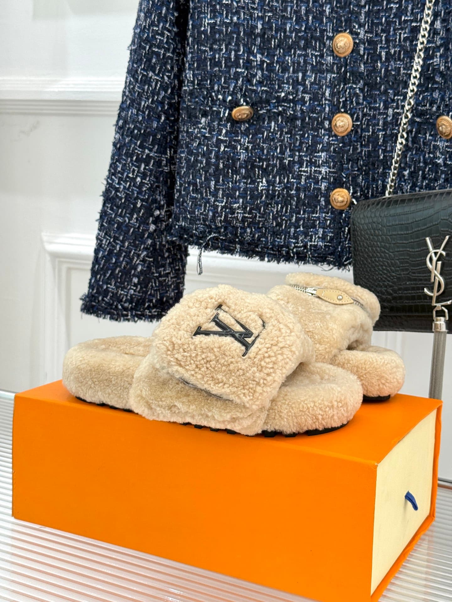 D9141 🏧𝐋𝐕Doris brand’s popular classic slippers — image 1