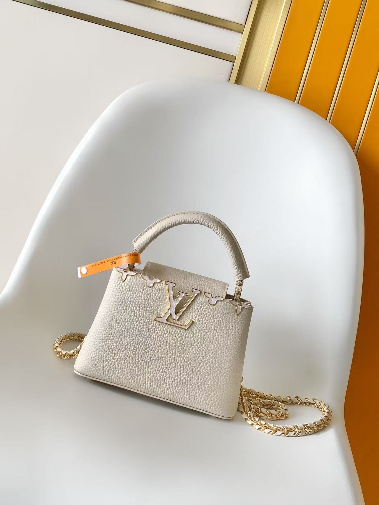 C5127 💰M10167 gray; M10167 white; M10169, M10168, M10167, M10166 – top-quality original items. Dynamic 163: This medium-sized Capucines handbag is made of rich Taurillon leather, with a glossy shell texture on the upper edge, and the Monogram floral patte — image 1