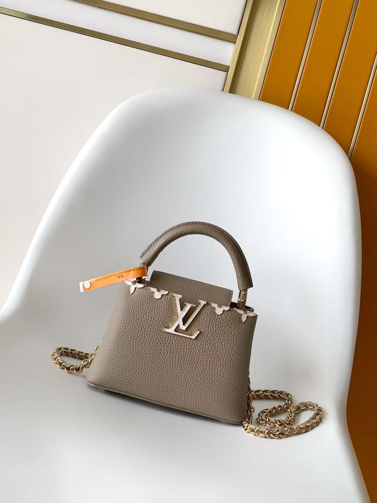 C5125 💰M10167 gray M10167 white M10169 M10168 M10167 M10166 top-quality original items, dynamic 163. This medium-sized Capucines handbag is made of rich Taurillon leather, with a glossy shell texture that features the Monogram floral pattern. The elegant — image 1