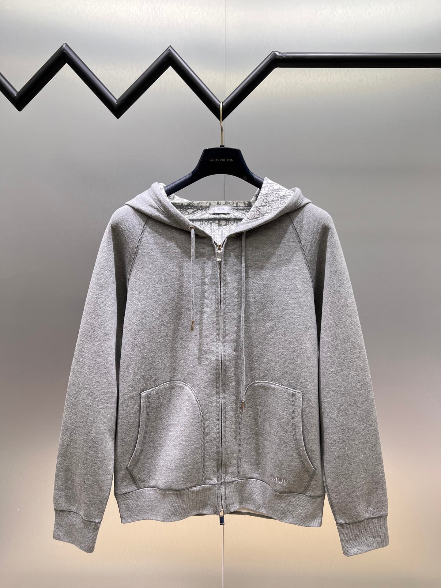 C10281 Dior Dior 2026ss – New autumn/winter long-sleeved hooded sweater jacket. High-end version! Customized with wool-blend knitted fabric at the retail store. Breathable and comfortable; every detail is impeccable. Features brand-inspired design element — image 1