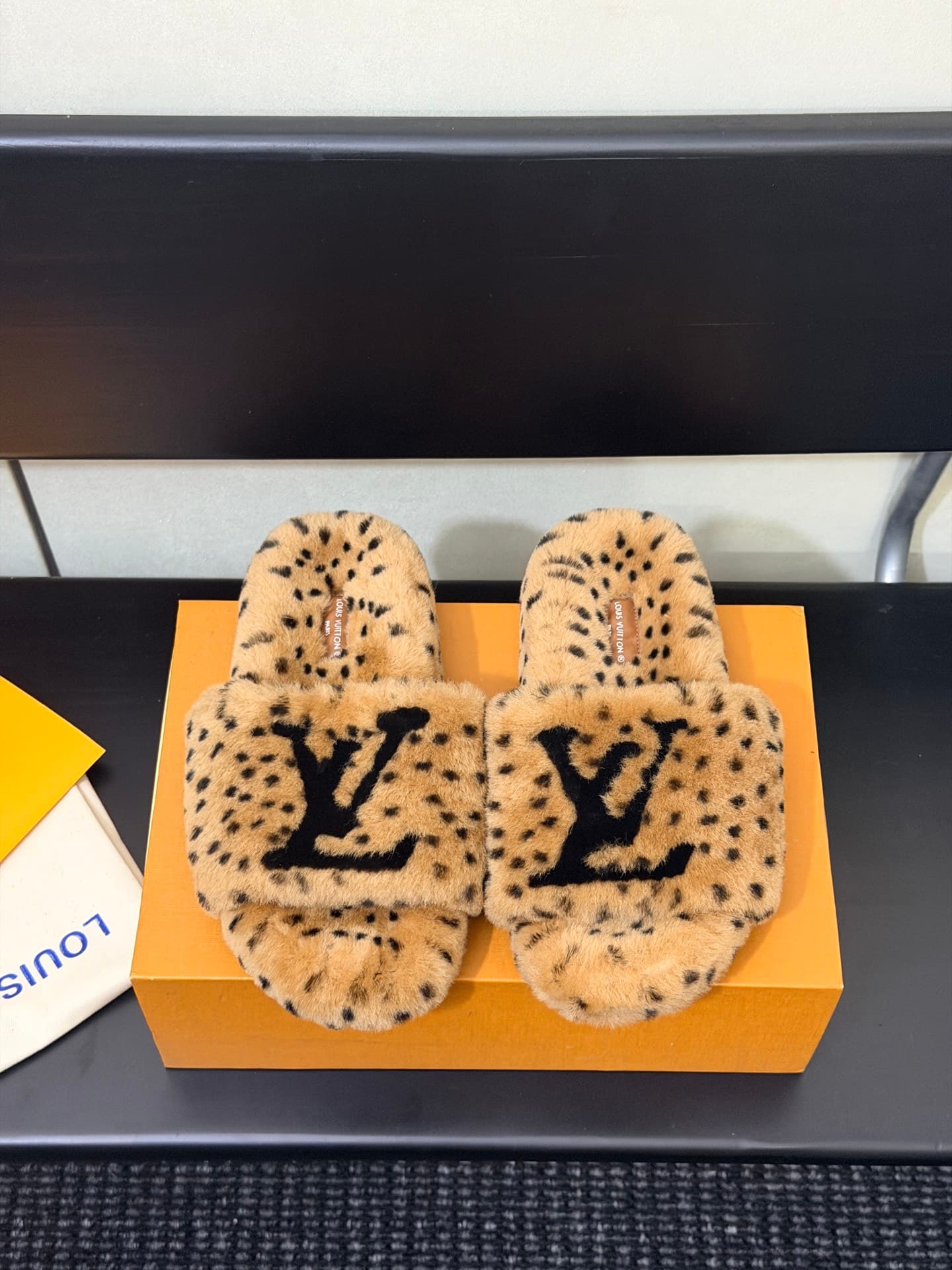 D8885 LV 26K New type of fuzzy slippers!