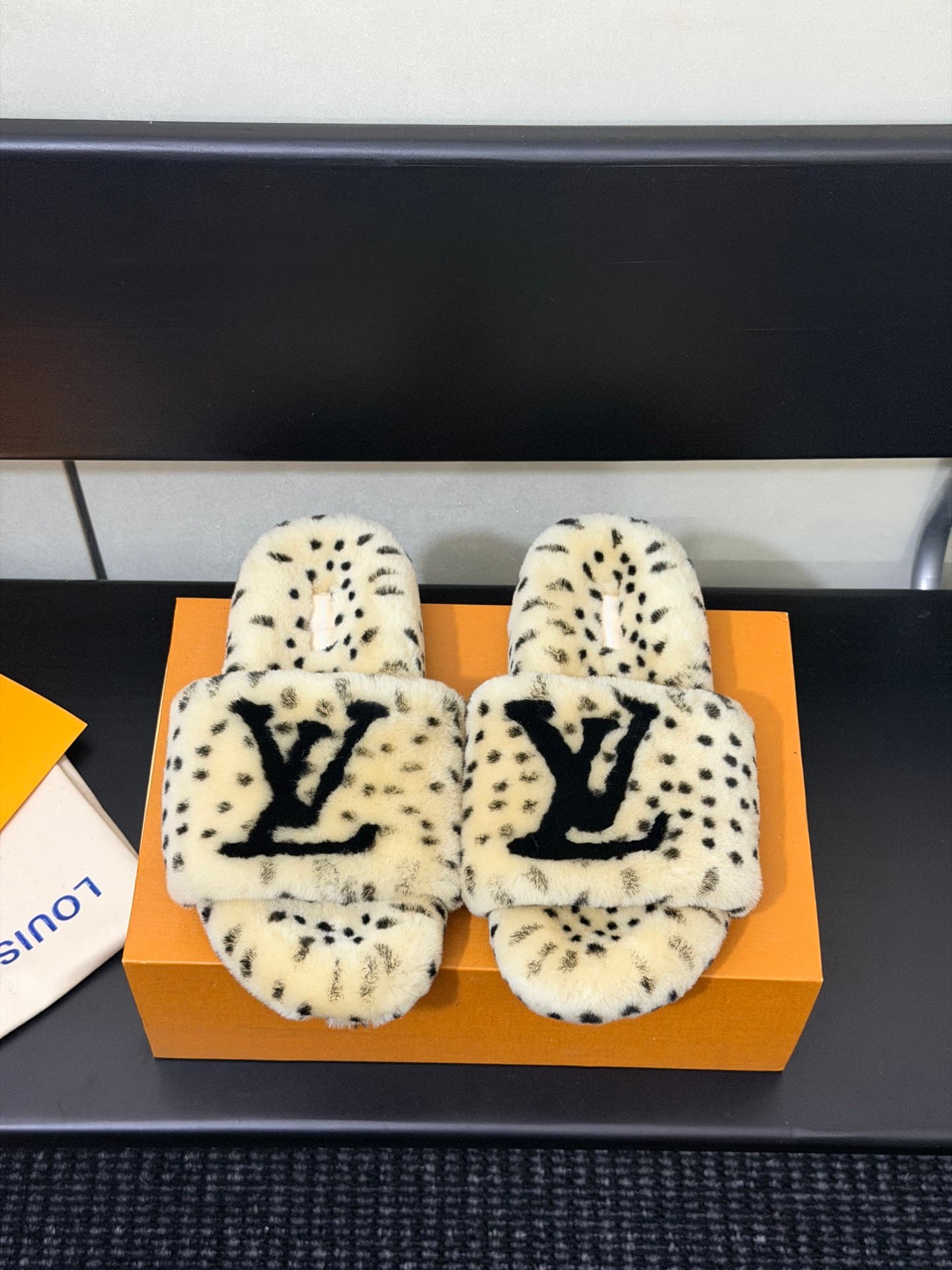 D8883 LV 26K New type of fuzzy slippers!