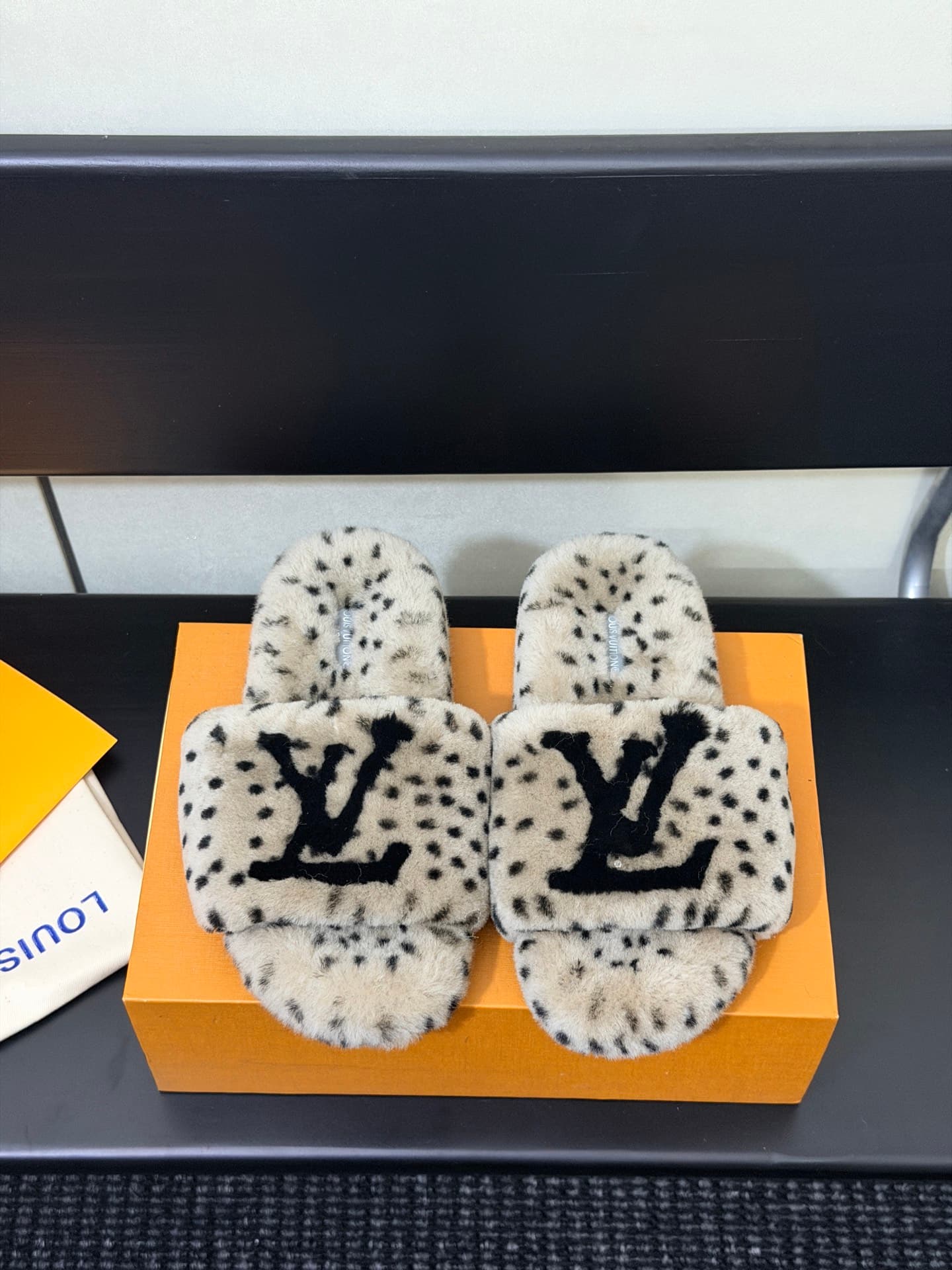 D8882 LV 26K New type of fuzzy slippers!