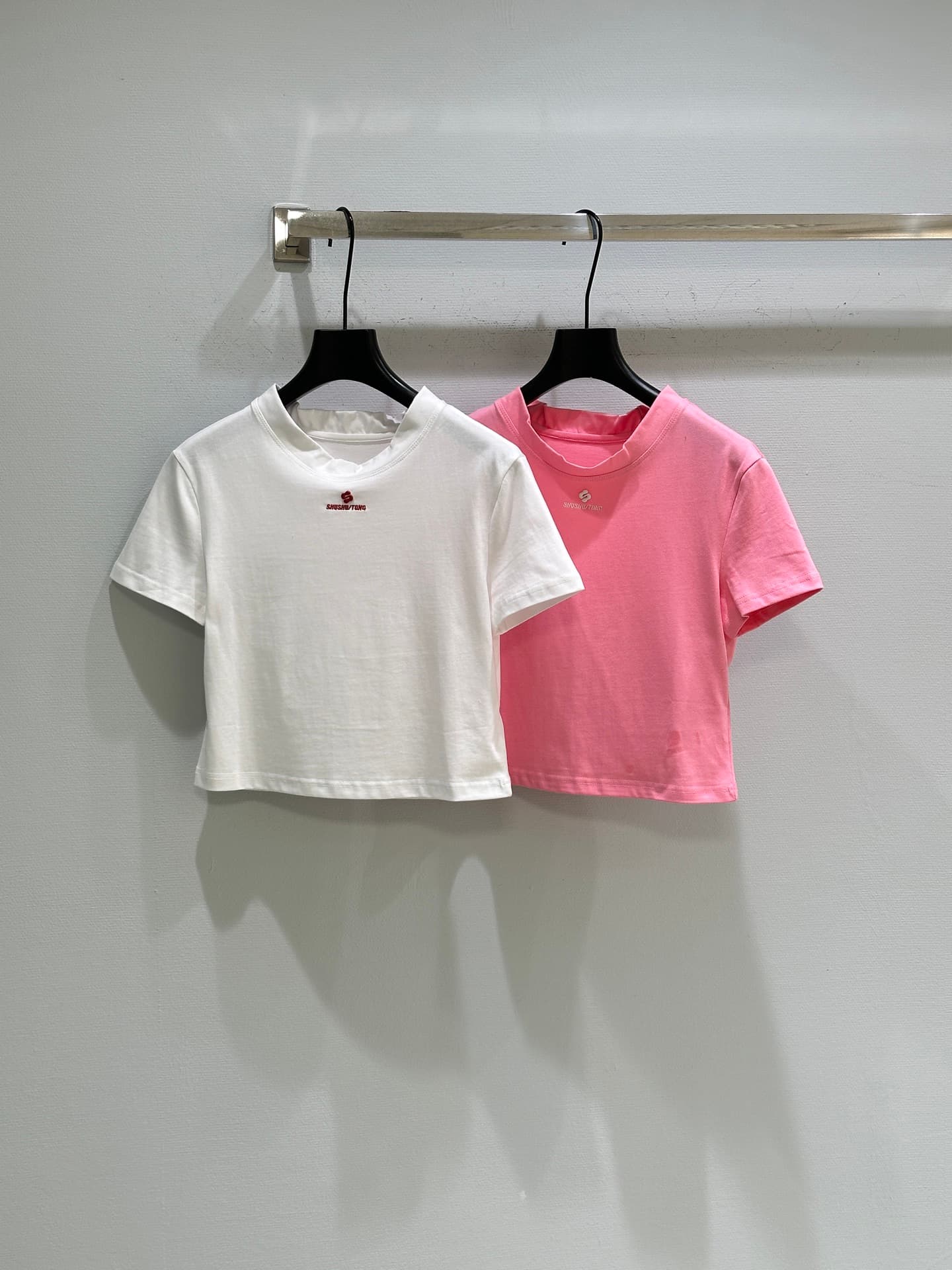 C18469 🛒26SS New spring/summer collection! T-shirt with wave-trimmed collar, full of a girly vibe. Light knit fabric fits well and feels comfortable for summer/spring wear! The wave-trimmed collar adds a touch of elegance. With this short cut, it pairs we — image 1
