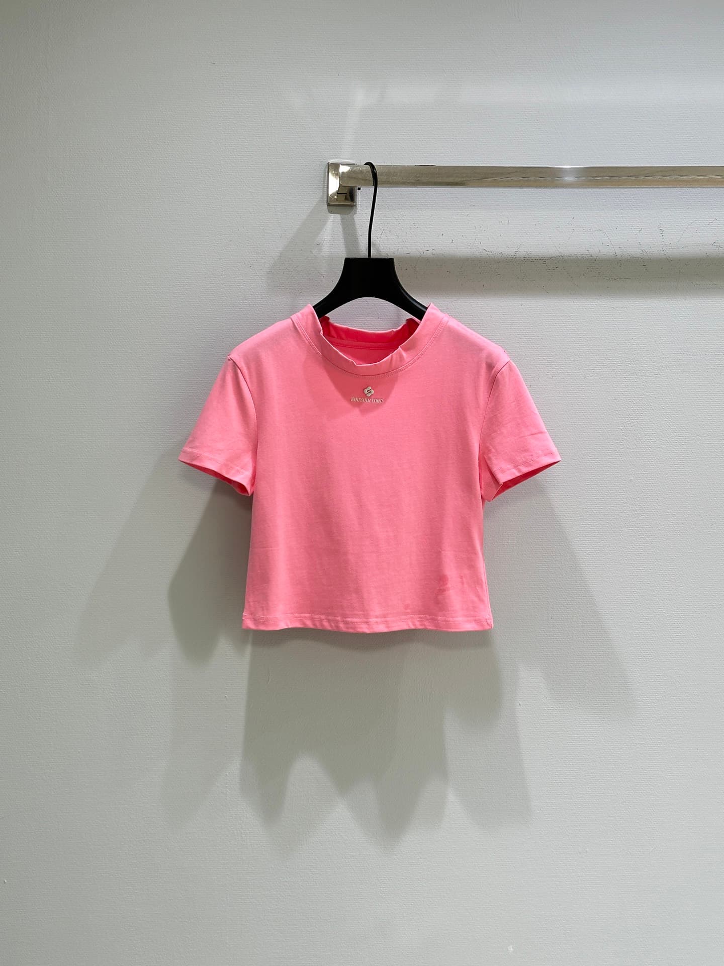 C18463 🛒26SS new spring/summer collection! T-shirt with wave patterns and frills – full of a girly vibe. The lightweight knitted fabric fits well and provides comfort for wearing in spring/summer! The frill design adds a touch of elegance. With this short — image 1