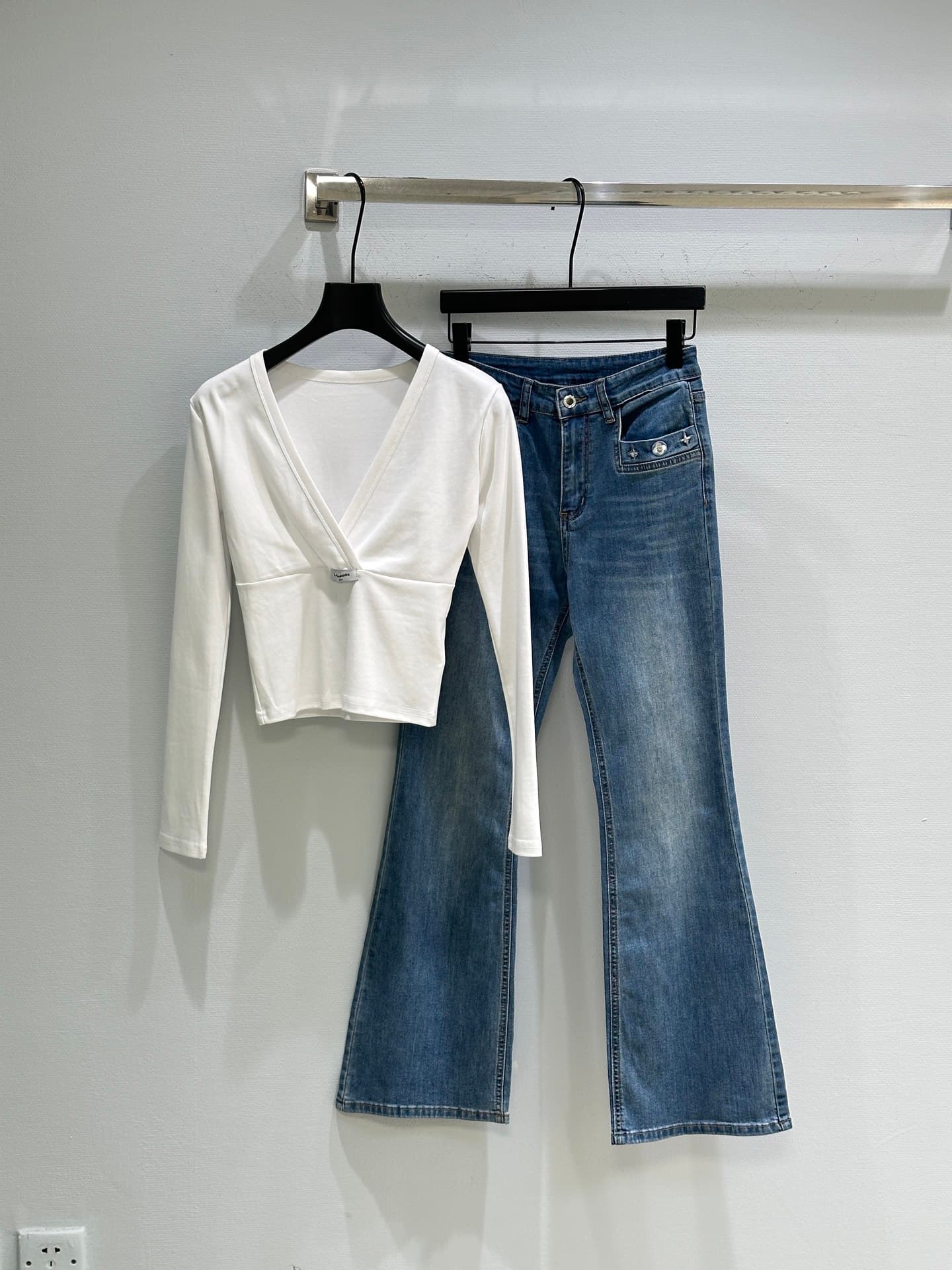 C18461 🛒26ss new spring/summer collection! V-neck + crossed design, with small embellishments at the bottom hem – lots of details. Short cut that highlights body proportions when paired with high-waist pants or skirts~ In stock🔥 SML — image 1