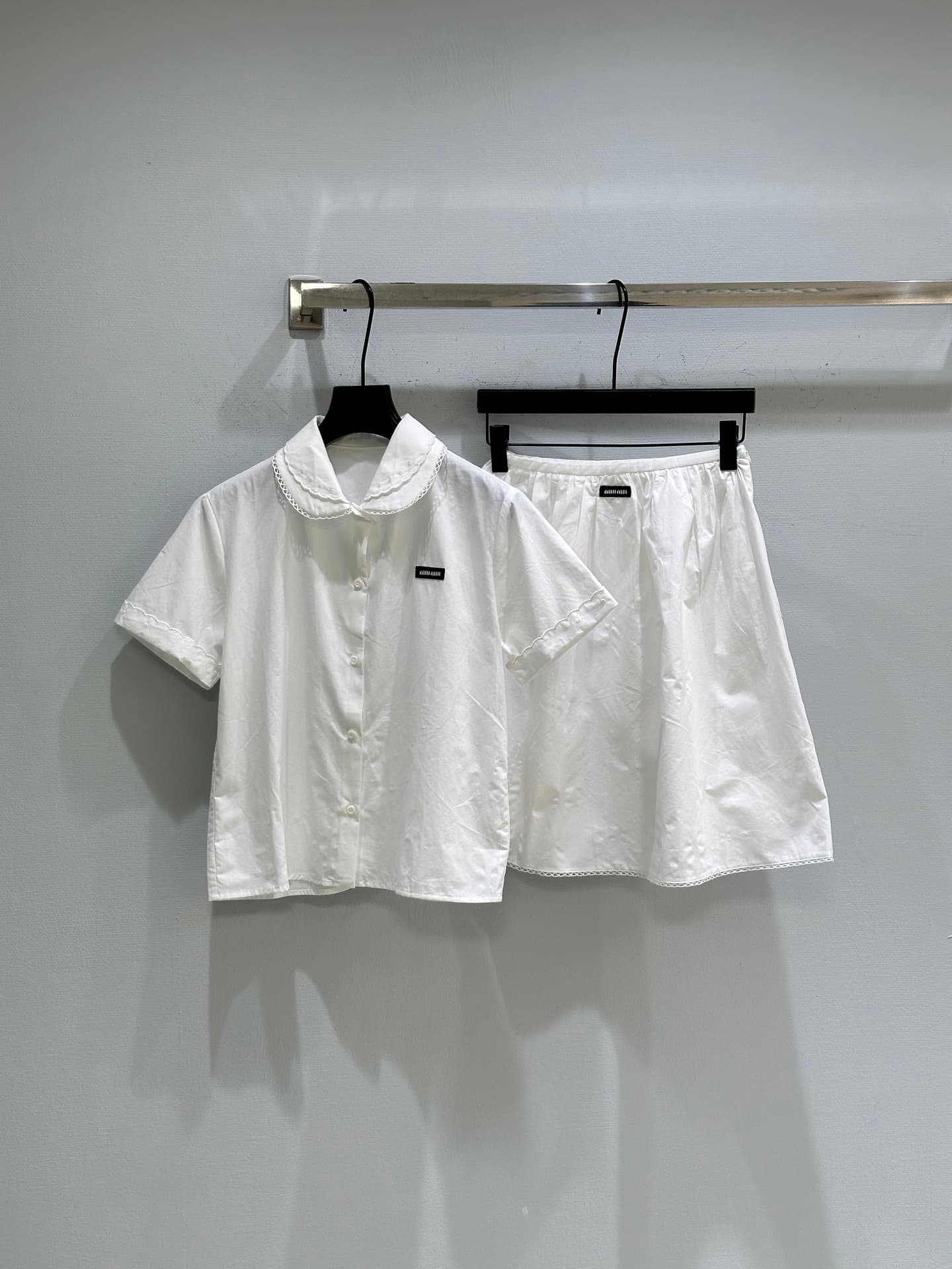 C18394 🛒26SS New spring/summer items available! Double-layer doll collar shirt + halter skirt: The top features a logo design, making the white shirt and skirt less monotonous. Both sleeves and collars are decorated with double-layer doll collar embroider — image 1