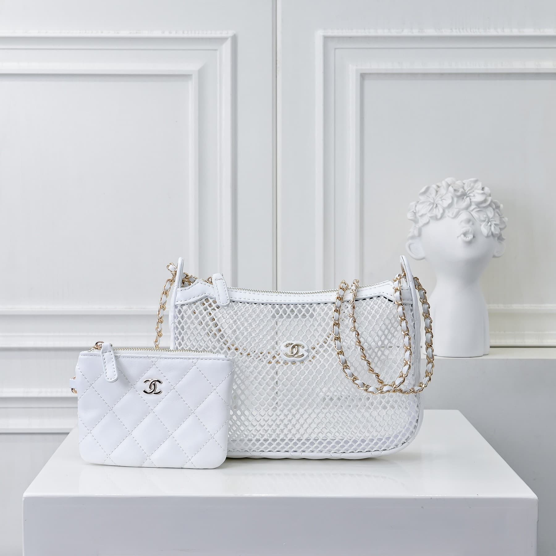 C820 🌸👑CHANEL25S Spring/Summer Trendy Collection🔥 Chanel fishing net lace bag features perforated lace and metal weaving/leather grid patterns, creating a lightweight and breathable design. The double C logo is preserved, while the chains combine leather — image 1