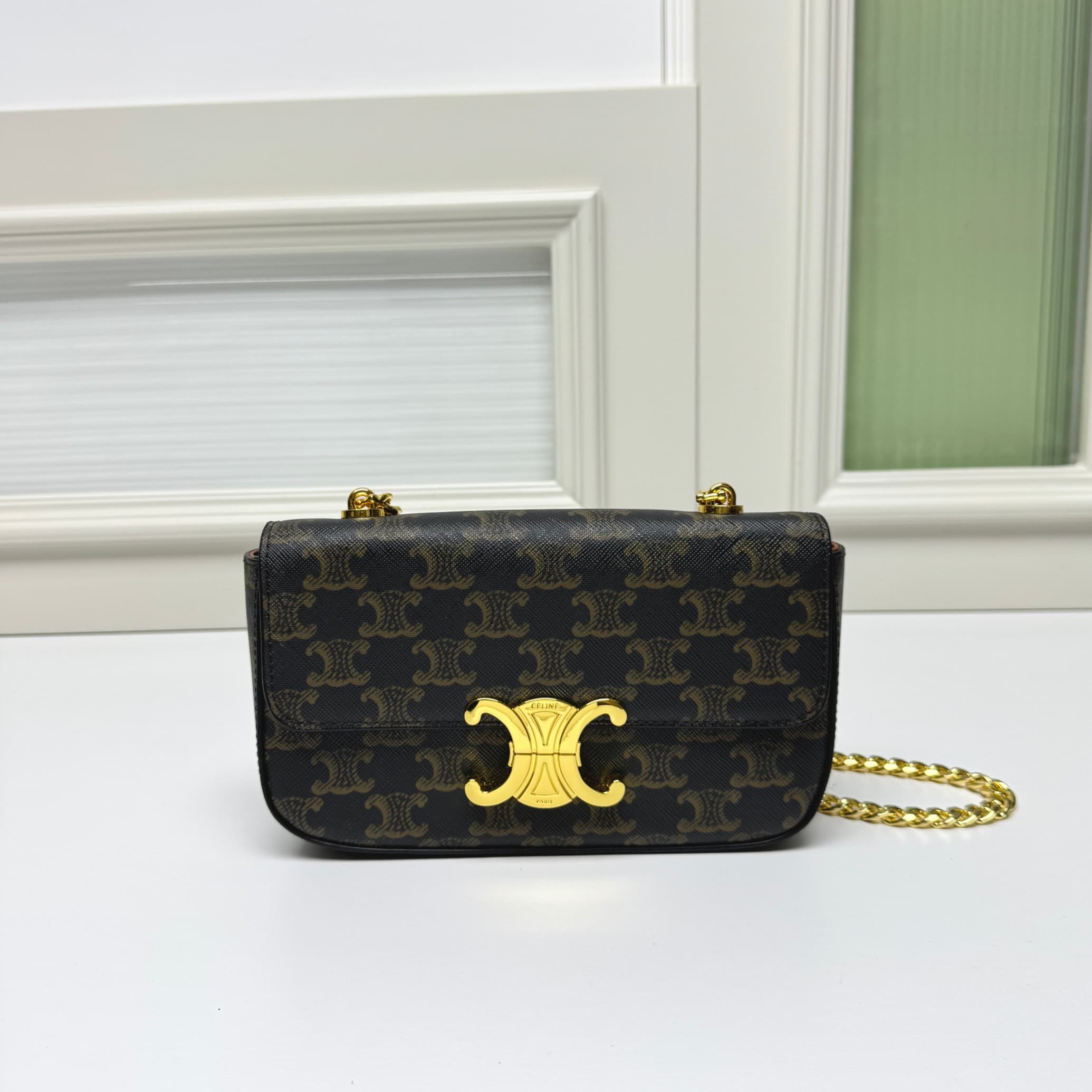 C438 CE2022 Spring/Summer Collection – New short chain shoulder bag. The size is similar to the old leather shoulder bag. The design changes from leather straps to chains; the texture of the chains makes the bag look more luxurious and stylish, enhancing — image 1