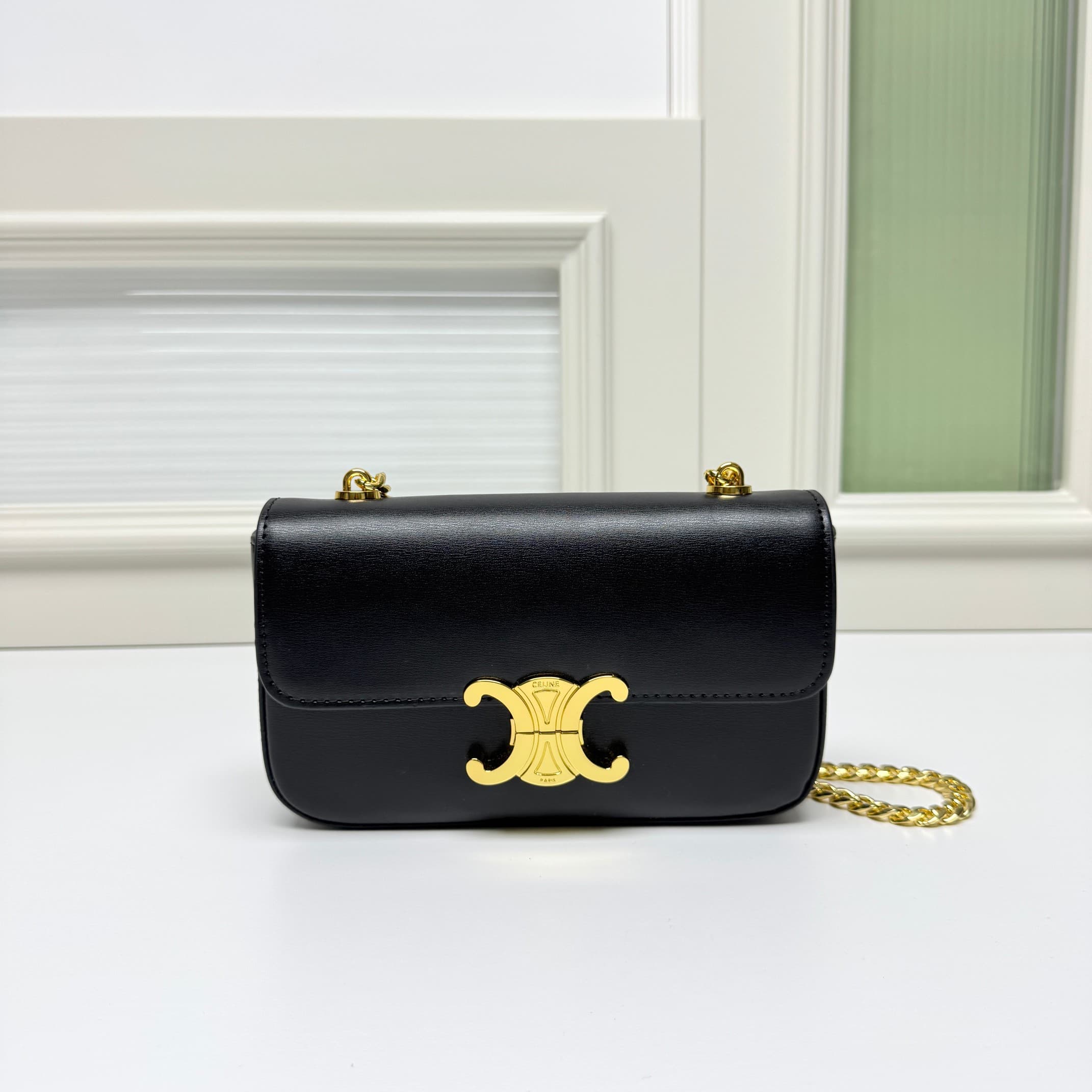 C437 CE2022 Spring/Summer Collection – New short chain shoulder bag. The size is similar to the previous cowhide shoulder bag. The design changes from cowhide straps to chains; the texture of the chains makes the bag feel more luxurious and stylish, enhan — image 1