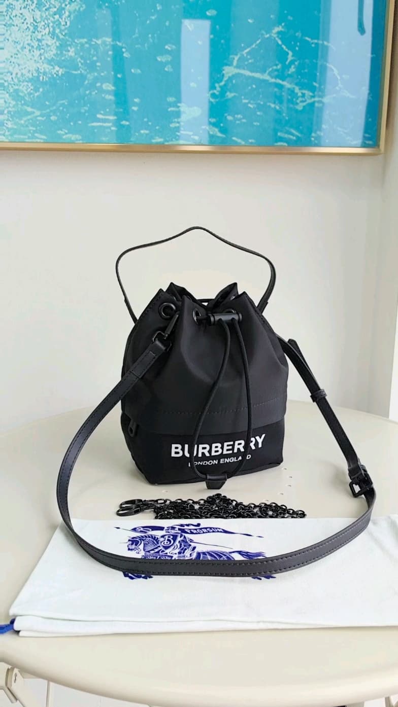 C157 Original style: Balenciaga stripe pattern bucket bag – great for storage too! It’s a truly classic piece. The vintage bucket shape is combined with striped elements, and the curve of the bag is very smooth. The layers are well-defined. I’ve been look — image 1