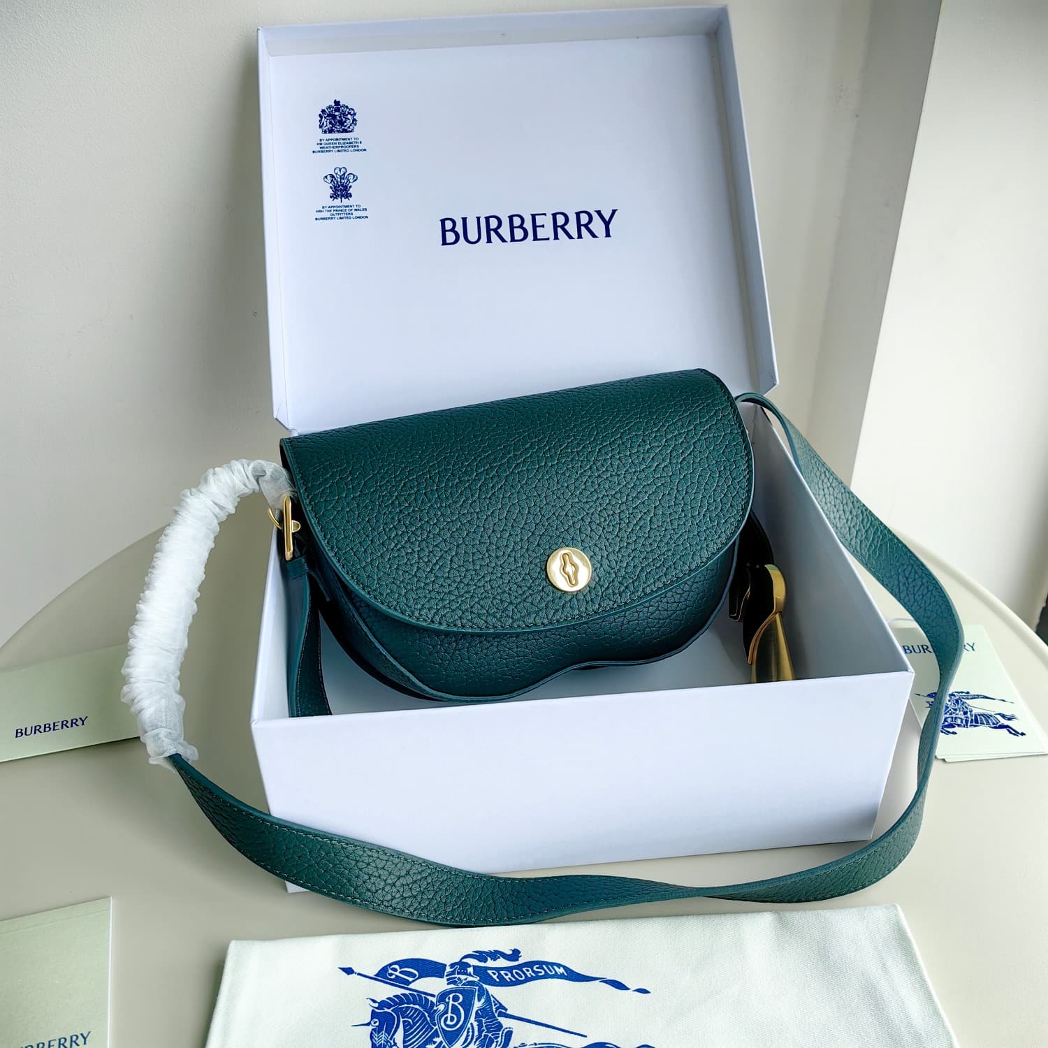 C147 Original Burberry bag, with a sturdy structure. Made from full-grain calfskin material and manufactured in Italy. It features a B-shaped design; the name “Chess” comes from the polished metal chess and backgammon ornaments. Equipped with leather shou — image 1