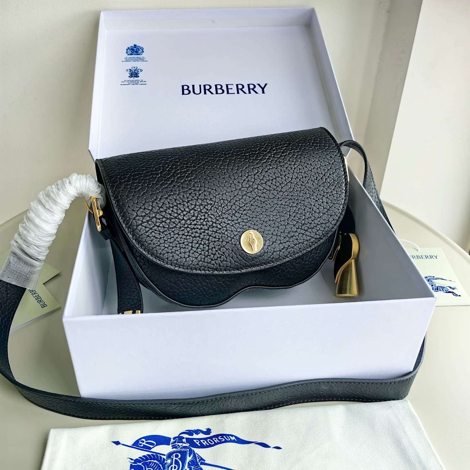 C148 Original Burberry bag. It features a standing style design and is made from full-grain calfskin material, manufactured in Italy. The design has a “B” shape; the name “Chess” refers to the polished metal chess and checkers decorations. It comes with l — image 1