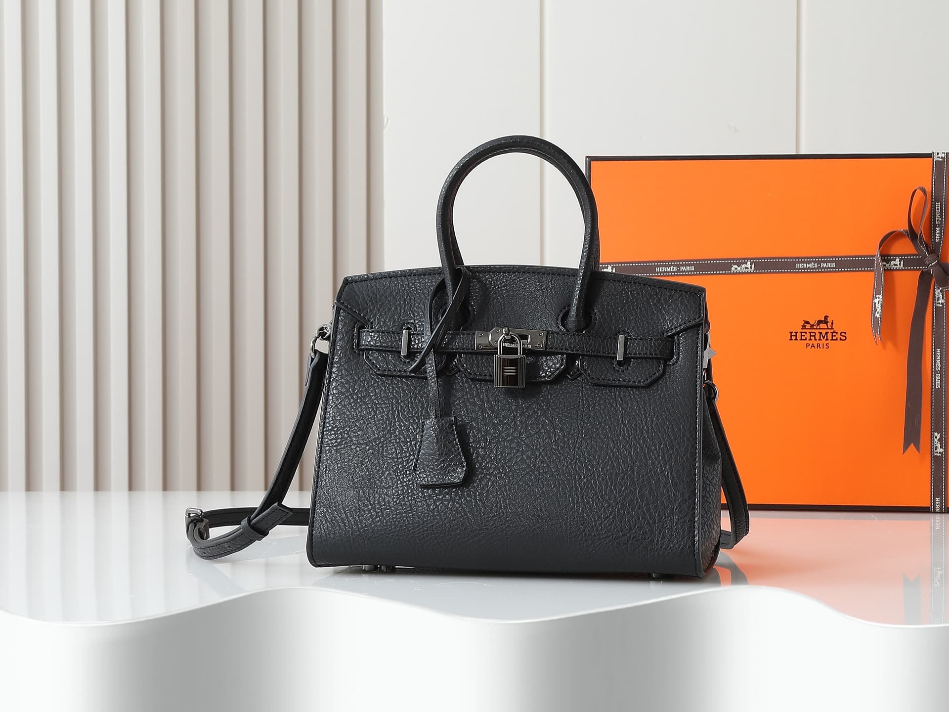 C4835 New version of 11925 – upgraded version, original design. Hermès platinum elephant pattern: black color. It’s a high-end women’s casual briefcase, similar to those available at specialty stores. It’s a crossbody bag with extremely fine and elegant c — image 1