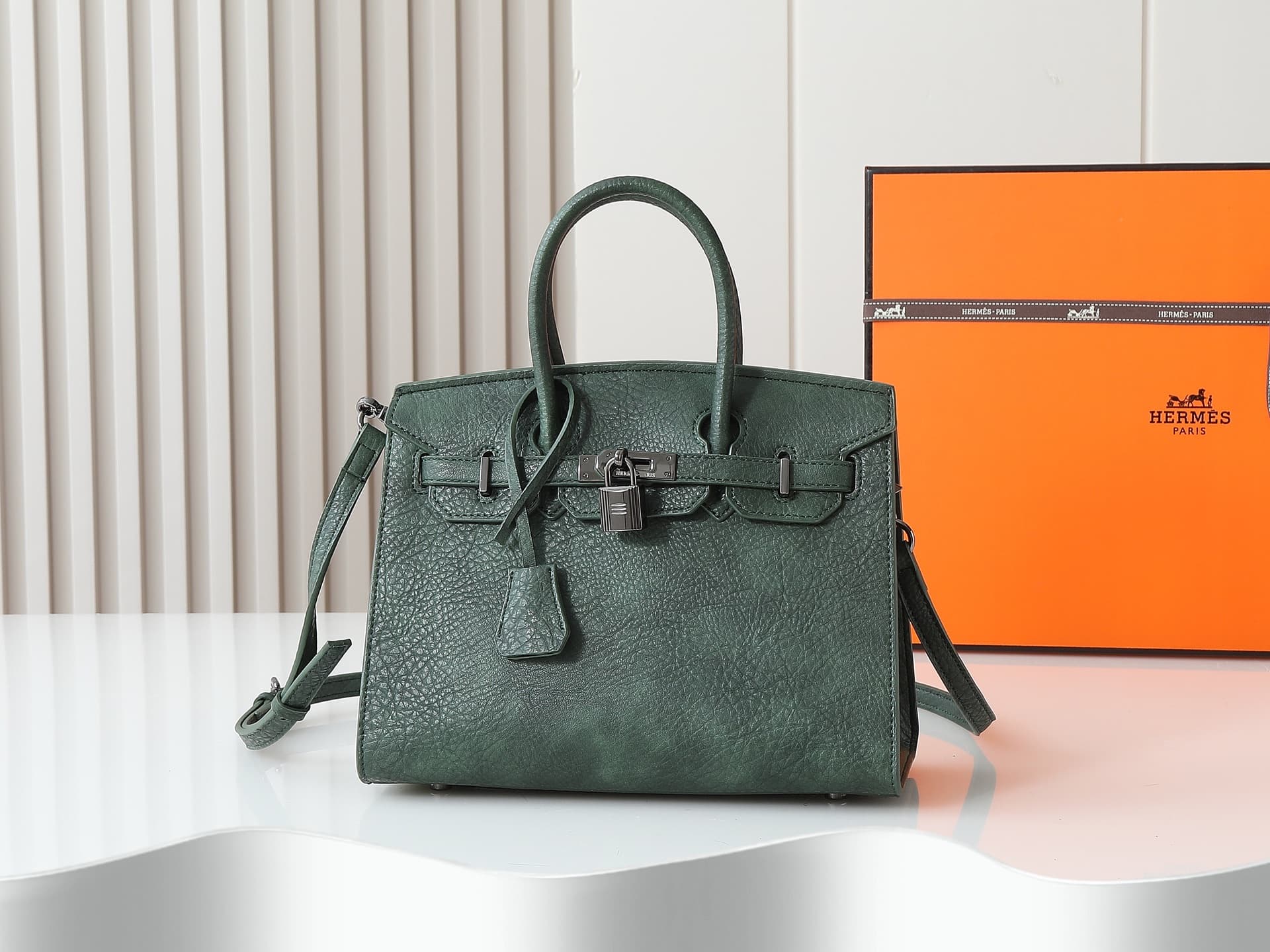 C4837 The upgraded version of the new 11925 model features the Hermès platinum elephant pattern: dark green. It’s a high-end women’s casual briefcase, designed for crossbody use. The craftsmanship is extremely exquisite and elegant. It comes in a bag made — image 1