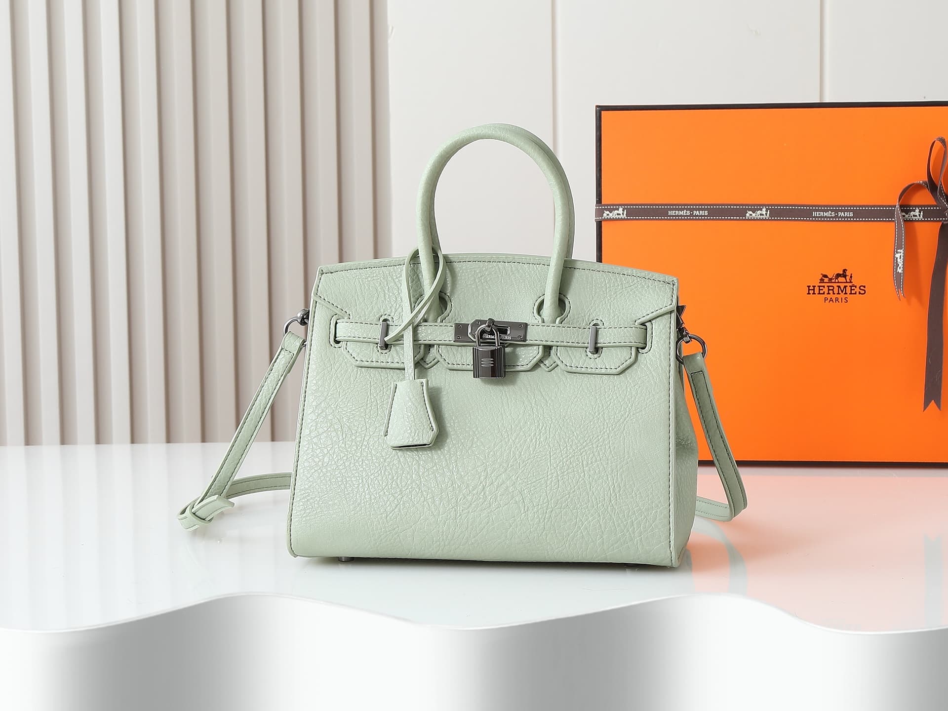 C4838 New 11925 upgraded version, original design. Hermès platinum elephant pattern: green color. It’s a high-end women’s casual briefcase, designed for crossbody use. The craftsmanship is extremely exquisite and elegant. It comes in a bag made from impor — image 1