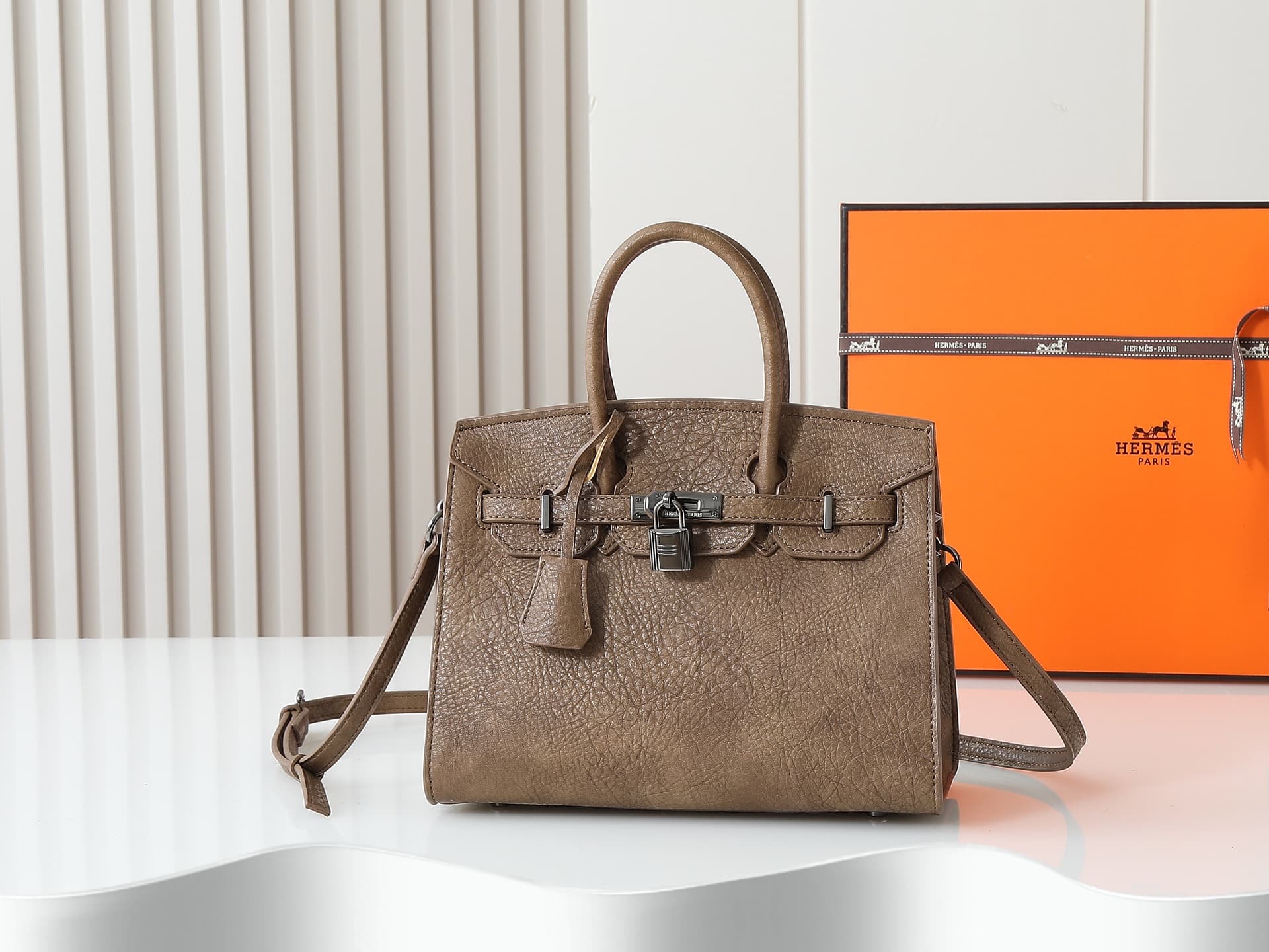 C4839 New version of 11925 – upgraded version of the original model. Hermès platinum elephant pattern: camel color. It’s a high-end women’s casual briefcase, similar to those available at specialty stores. It’s a crossbody bag with extremely fine and eleg — image 1