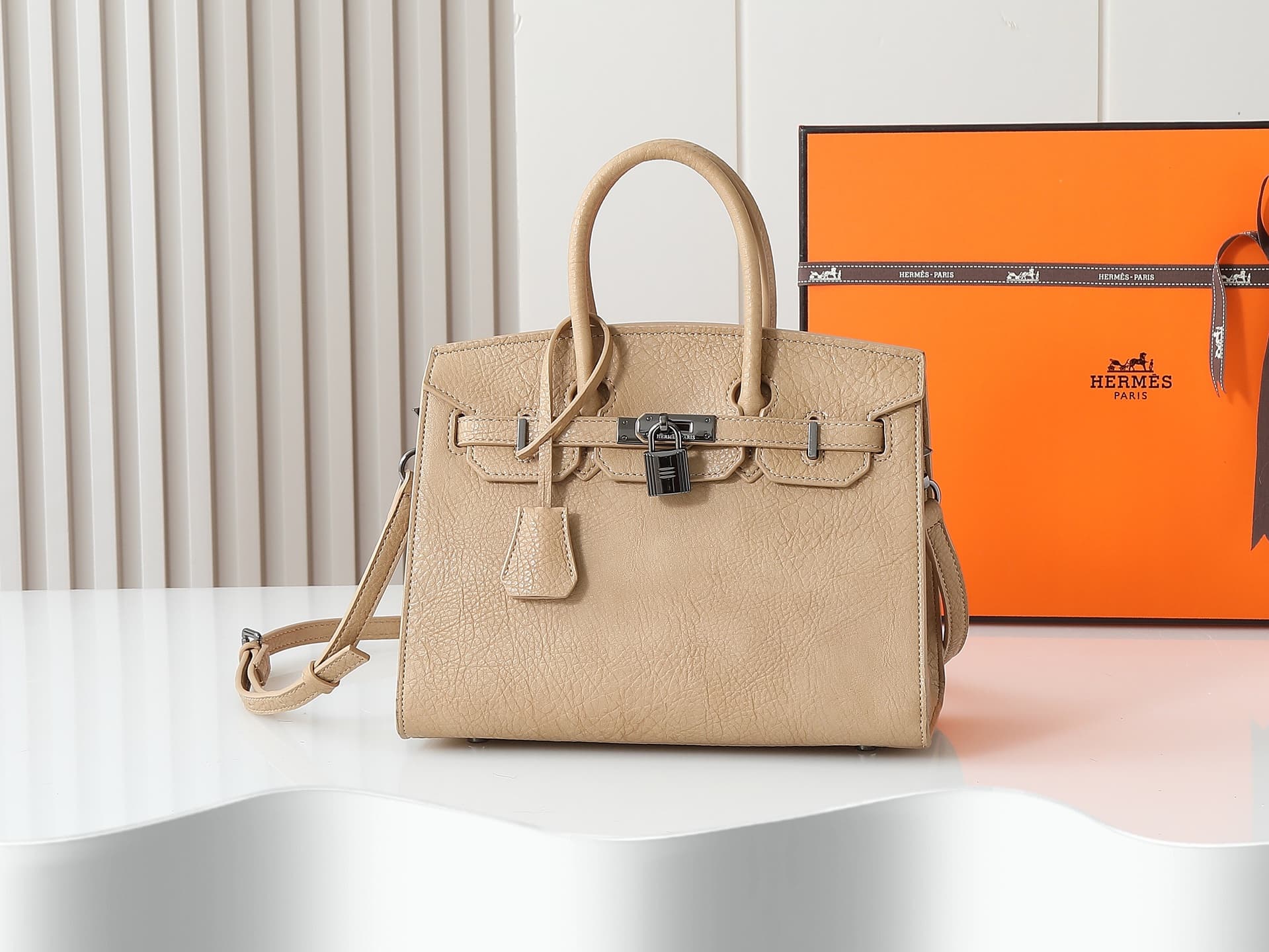 C4829 New version of 11925 – upgraded version of the original model. Hermès platinum elephant pattern: light coffee color. It’s a high-end women’s casual briefcase, designed for crossbody use. The craftsmanship is extremely exquisite and elegant. It comes — image 1