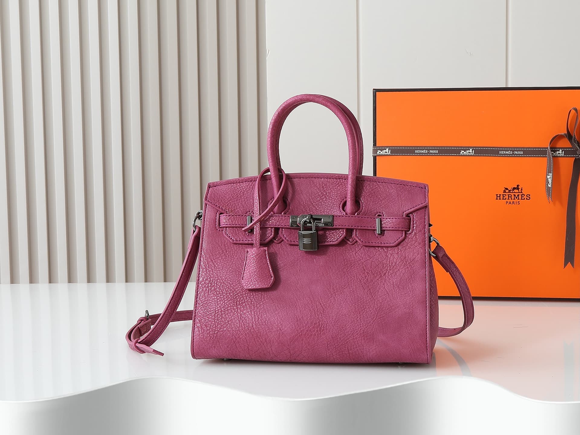C4830 The upgraded version of the new 11925 model features the Hermès platinum elephant pattern in magenta. It is a high-end women’s casual briefcase, similar to those available at specialty stores. It comes in a slingback design and has extremely fine an — image 1