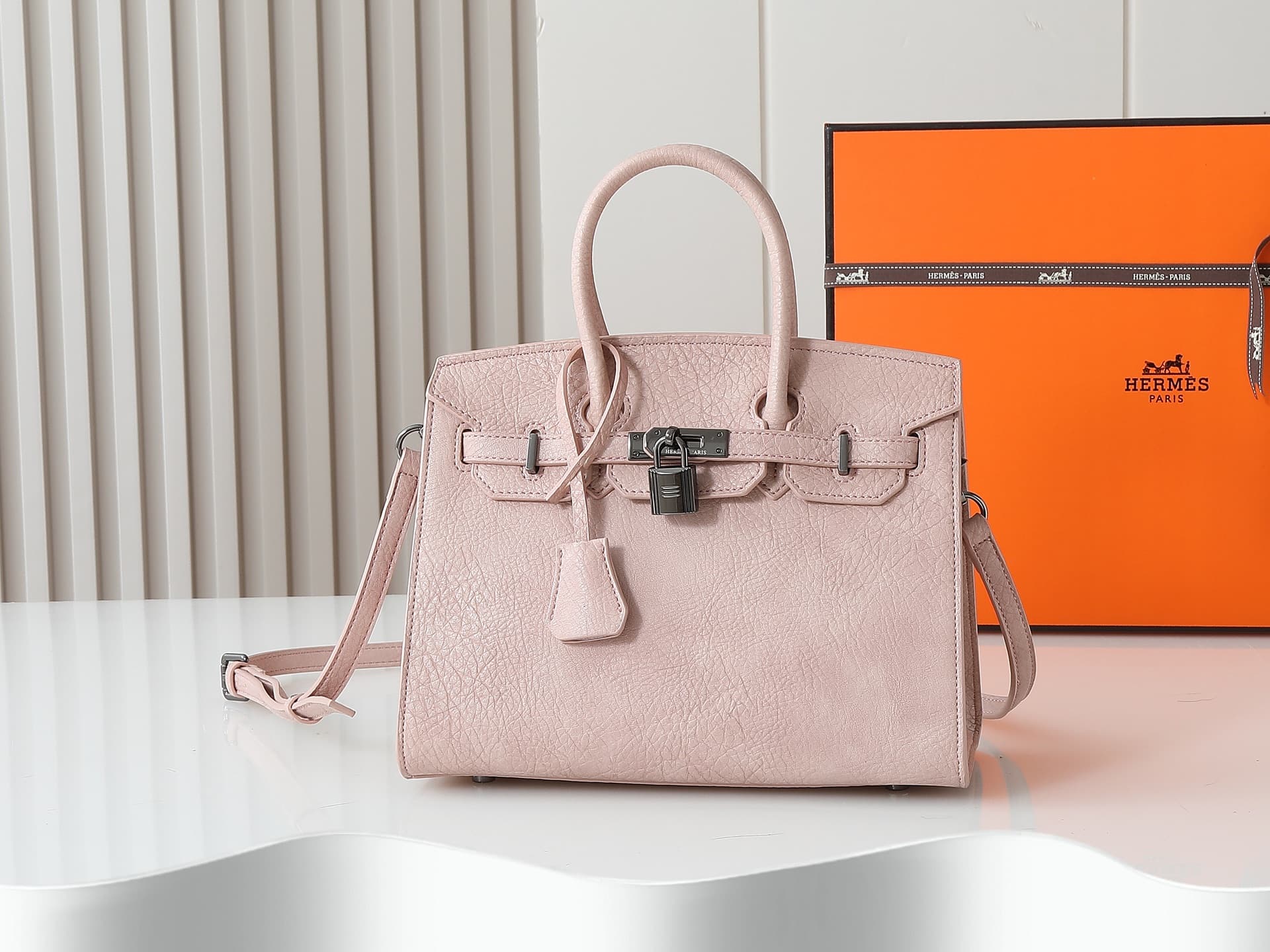C4833 New 11925 upgraded version – original style. Hermès platinum elephant pattern: beige color. It’s a high-end women’s casual briefcase, similar to those available at specialty stores. It’s a crossbody bag with extremely exquisite and elegant craftsman — image 1