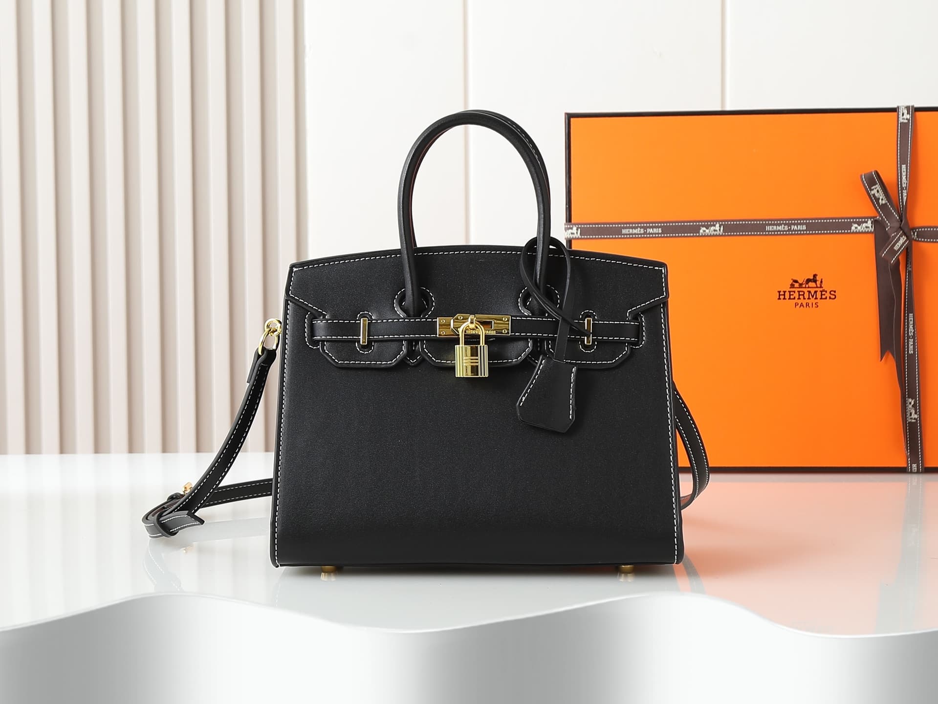 C4646 Medium 300, Small 290, New model 11925, Upgraded version of the original. Hermès platinum flat pattern: white lines; same high-end women’s casual briefcase style as those available at specialty stores. Crossbody bag – extremely delicate and elegant