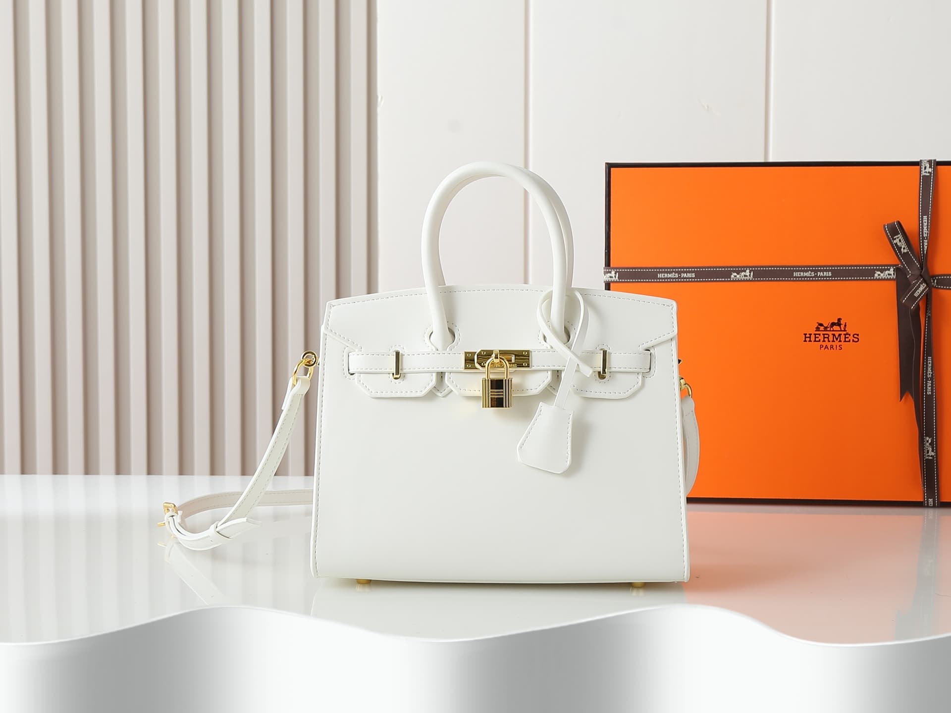 C4645 Medium 300, Small 290, New model 11925, Upgraded version of the original. Hermès platinum flat pattern: white lines; a high-end women’s casual briefcase similar to those available at specialty stores. It’s a crossbody bag with extremely exquisite an