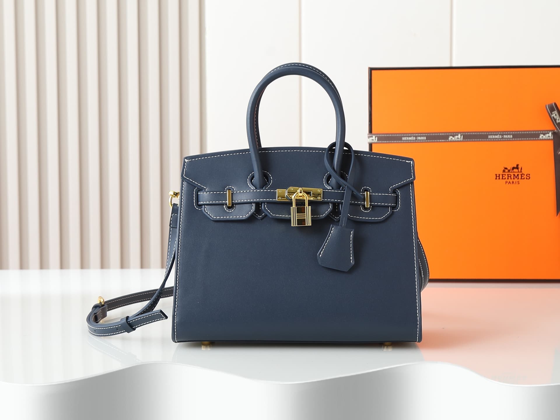 C4643 Medium 300, Small 290, New model 11925, Upgraded version of the original. Hermès platinum flat pattern: white lines; a high-end women’s casual briefcase similar to those found at specialty stores. It’s a crossbody bag with extremely exquisite and el