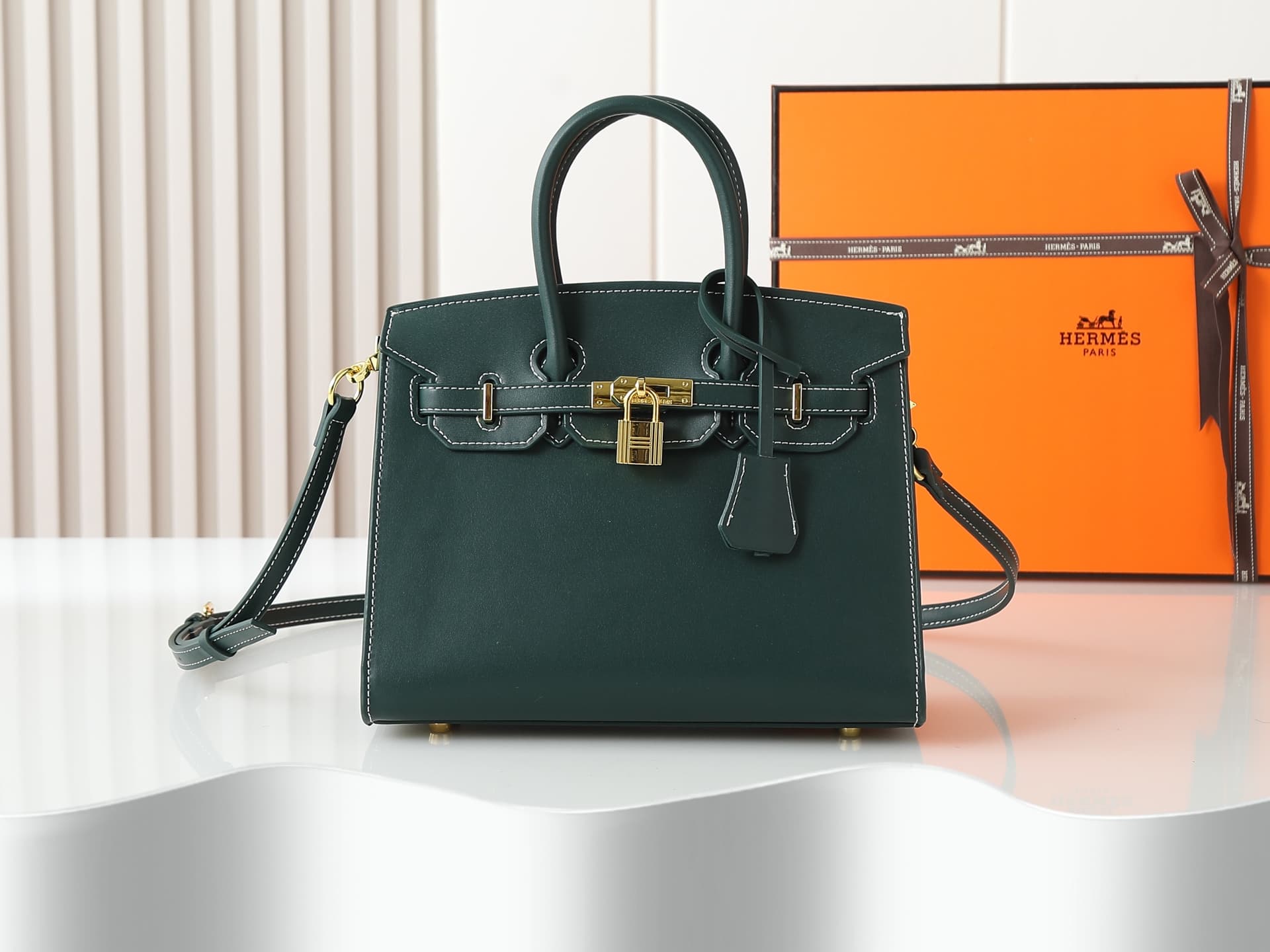 C4644 Medium 300, Small 290, New 11925, Upgraded version of the original model. Hermès platinum flat pattern: white lines; a high-end women’s casual briefcase similar to those available at specialty stores. A crossbody bag with extremely delicate and eleg