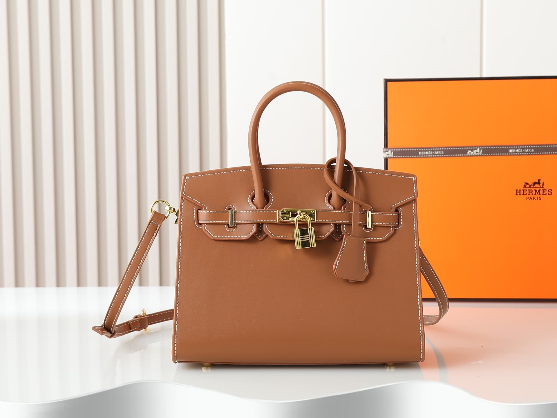 C4642 300, small 290, new model 11925, upgraded version of the original. Hermès platinum flat pattern: white lines; a high-end women’s casual briefcase similar to those available at specialty stores. A crossbody bag with extremely delicate and elegant cra