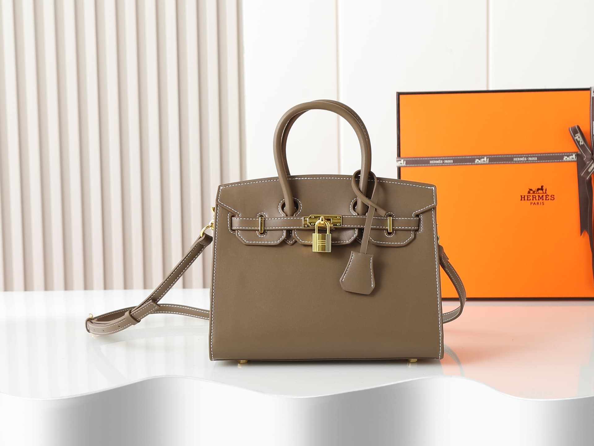C4934 Medium 300, Small 290, New 11925, Upgraded version of the original model. Hermès platinum flat pattern: white lines; a high-end women’s casual briefcase similar to those found at specialty stores. It’s a crossbody bag with extremely exquisite and el — image 1