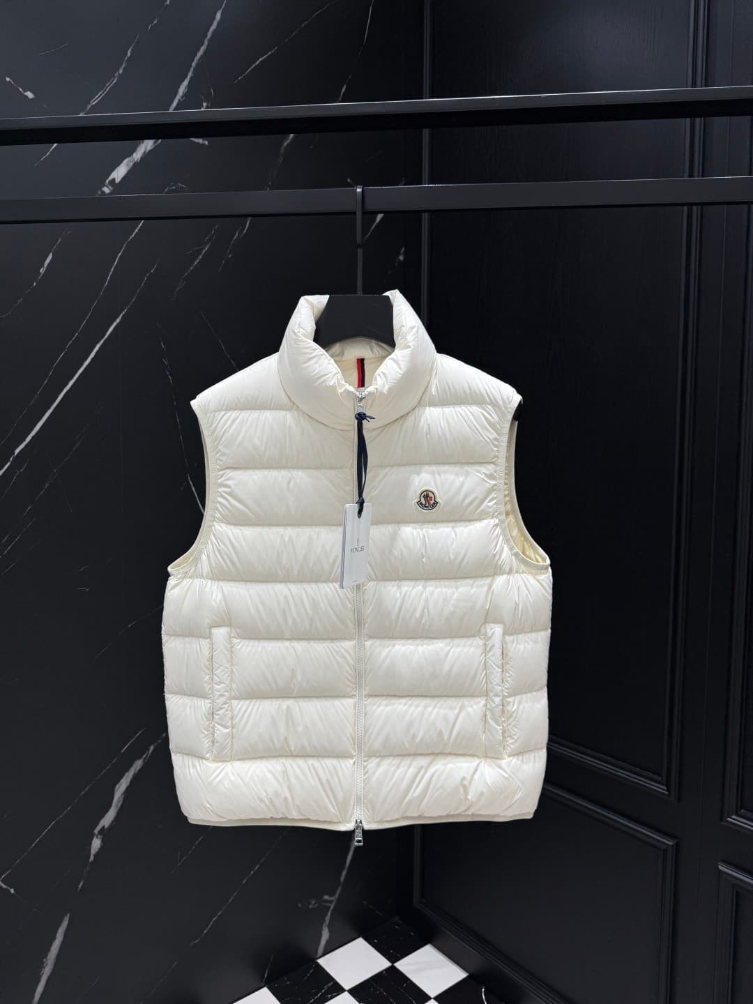 C11037 2026 new autumn/winter down vest 🆕 Original custom hardware components, all imported and specially made. Welcome to compare. Absolutely high quality. Made with top-tier 95 white duck down, ultra soft, with sufficient fluffiness and fullness. Superl — image 1
