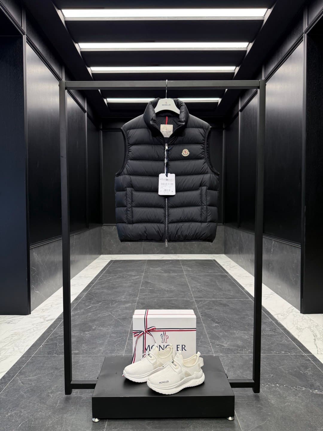 C11038 2026 New fall/winter down vest 🆕 Original custom metal accessories, all imported. Welcome to compare. Absolutely high quality. Made with top-quality 95 white duck down – ultra soft, with ample fluffy filling. Exquisite craftsmanship. Perfect fit. N — image 1