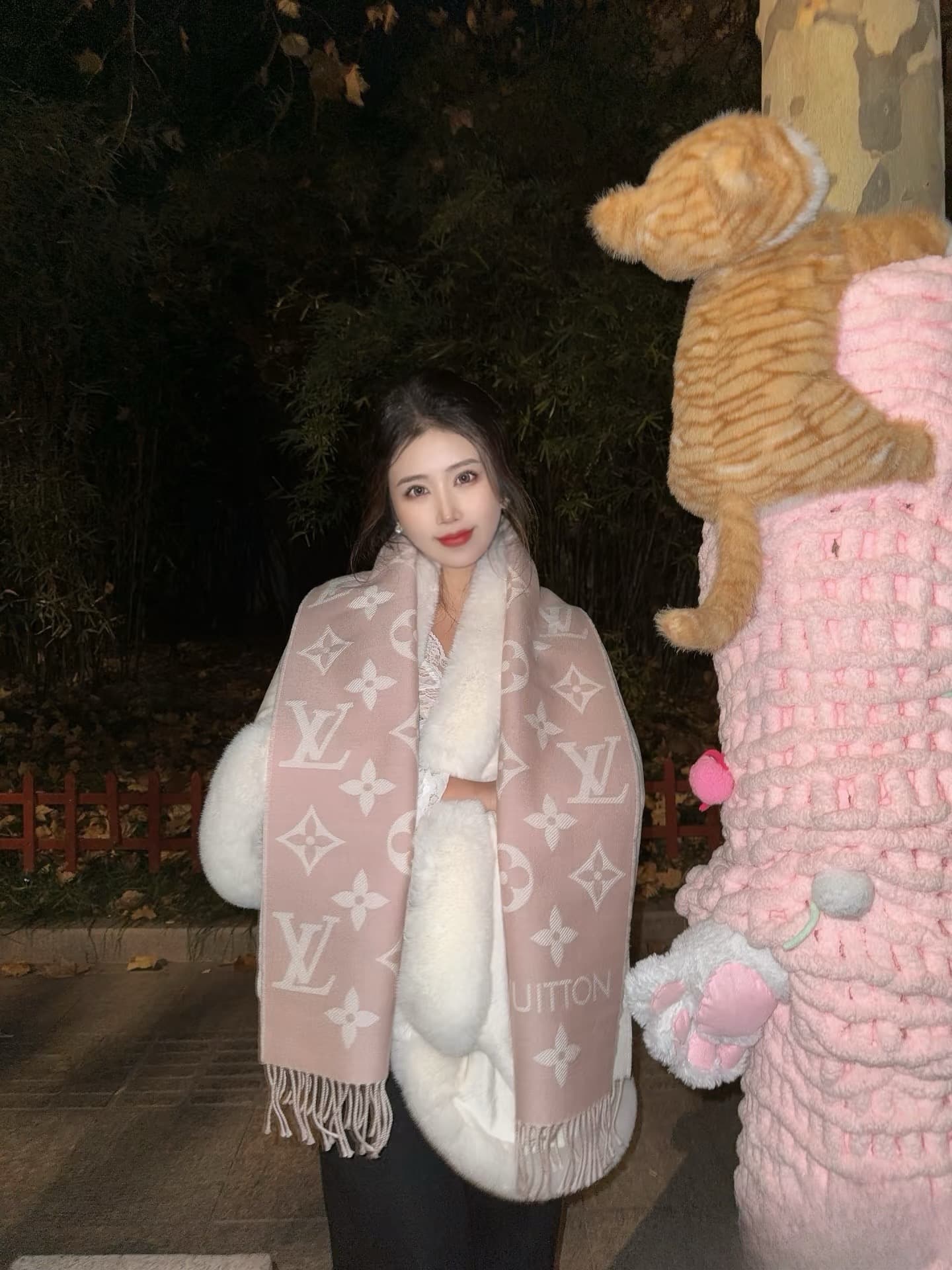 C30723 L family. The “High version” features the “L” logo on its new products! 【The L family’s new 5 color double-sided wool scarf】 180*30cm, 100% wool. The Simply L family’s scarf highlights the classic Monogram pattern, enhancing the design heritage whi — image 1