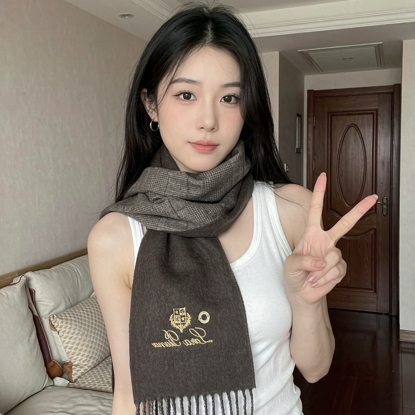 C30712 Loro Piana · Nooyoupania❗️Available on the official website as well. Remnants from trading companies. Top-quality cashmere scarves and shawls. Highly recommended❗The scarf features a dual-color pattern; one scarf can be worn in two different styles — image 1