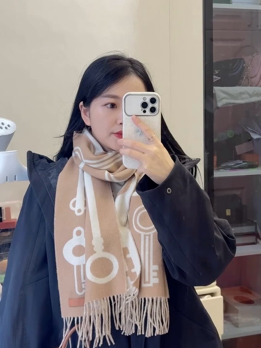 C30703 【New model key-shaped double-sided cashmere scarf】 Absolutely wonderful! A rare high-end product! A benefit for family members too! A truly excellent men’s scarf~ The fabric is excellent; it’s very soft and comfortable, with a slight water ripple p — image 1