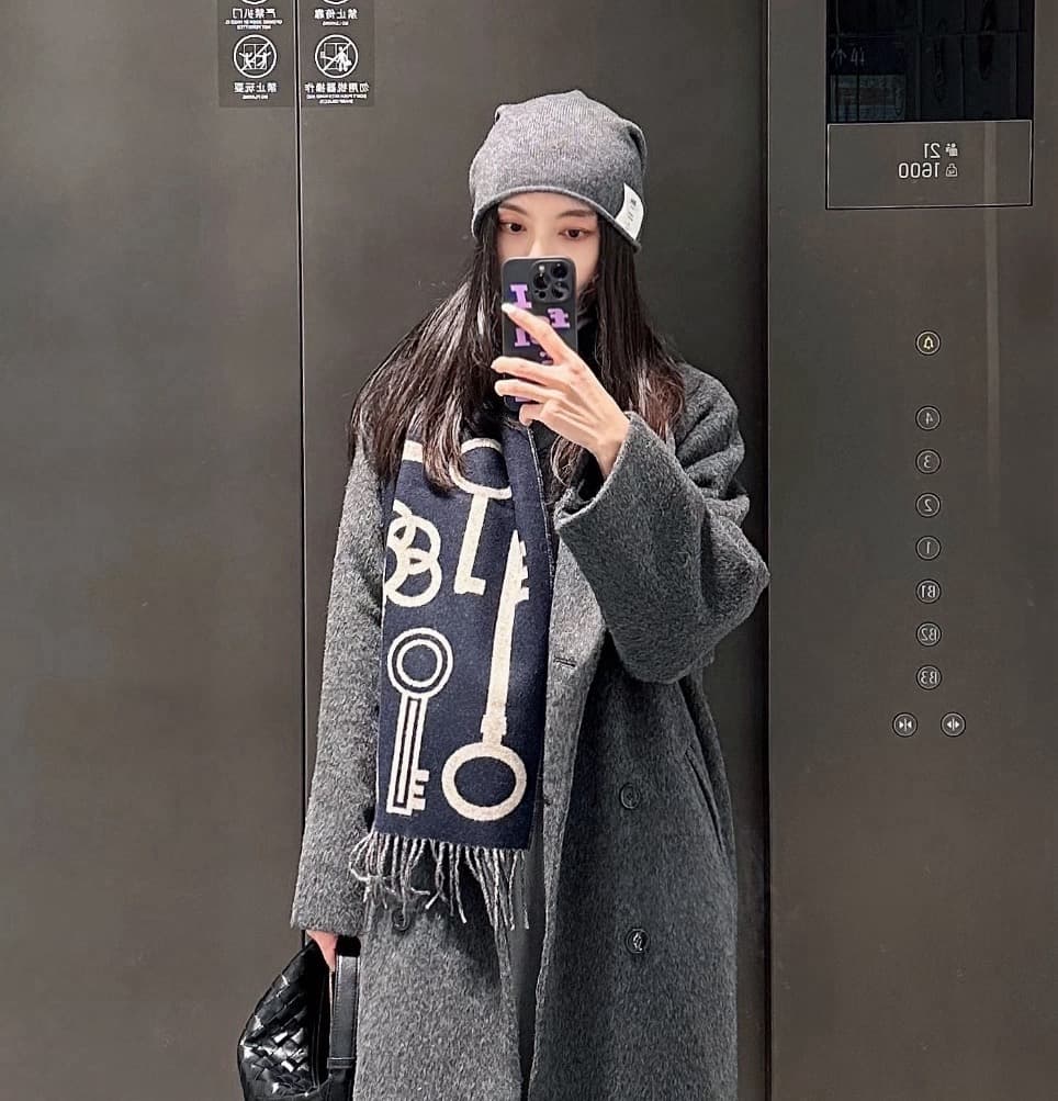 C30702 【New model key-shaped double-sided cashmere scarf】 Absolutely fantastic! A rare high-end product! A gift for family members! A truly excellent men’s scarf~ The fabric is excellent; it’s very soft and comfortable, with a slight ripple effect. It has — image 1