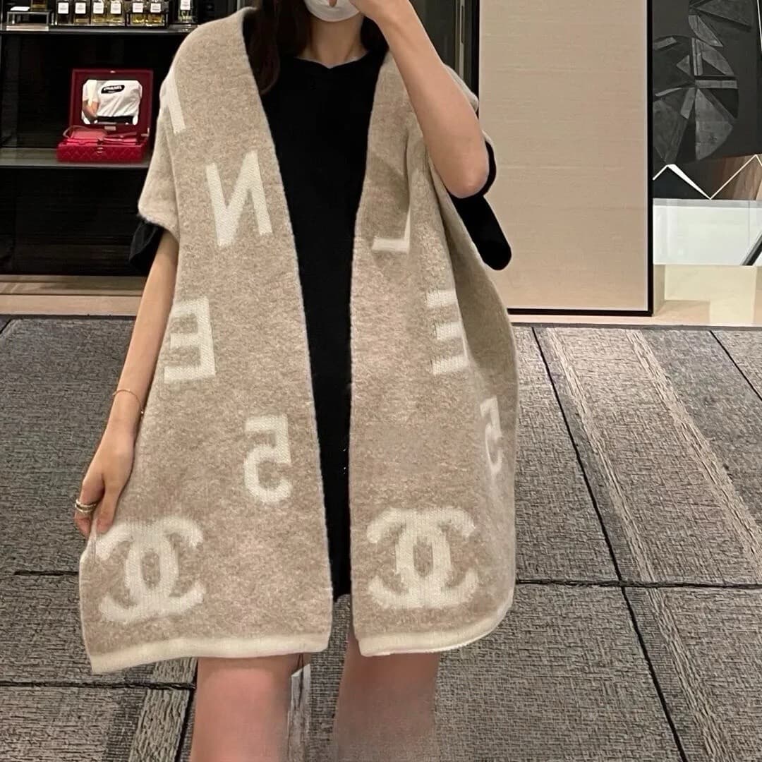 C30700 Chanel’s new model 【Little Chanel】💖💖 It’s absolutely beautiful! A top-quality product from the brand’s elite line‼️ The new model is available for purchase. Imported cashmere knit scarves and shawls with decorative patterns❗ They are extremely eleg — image 1