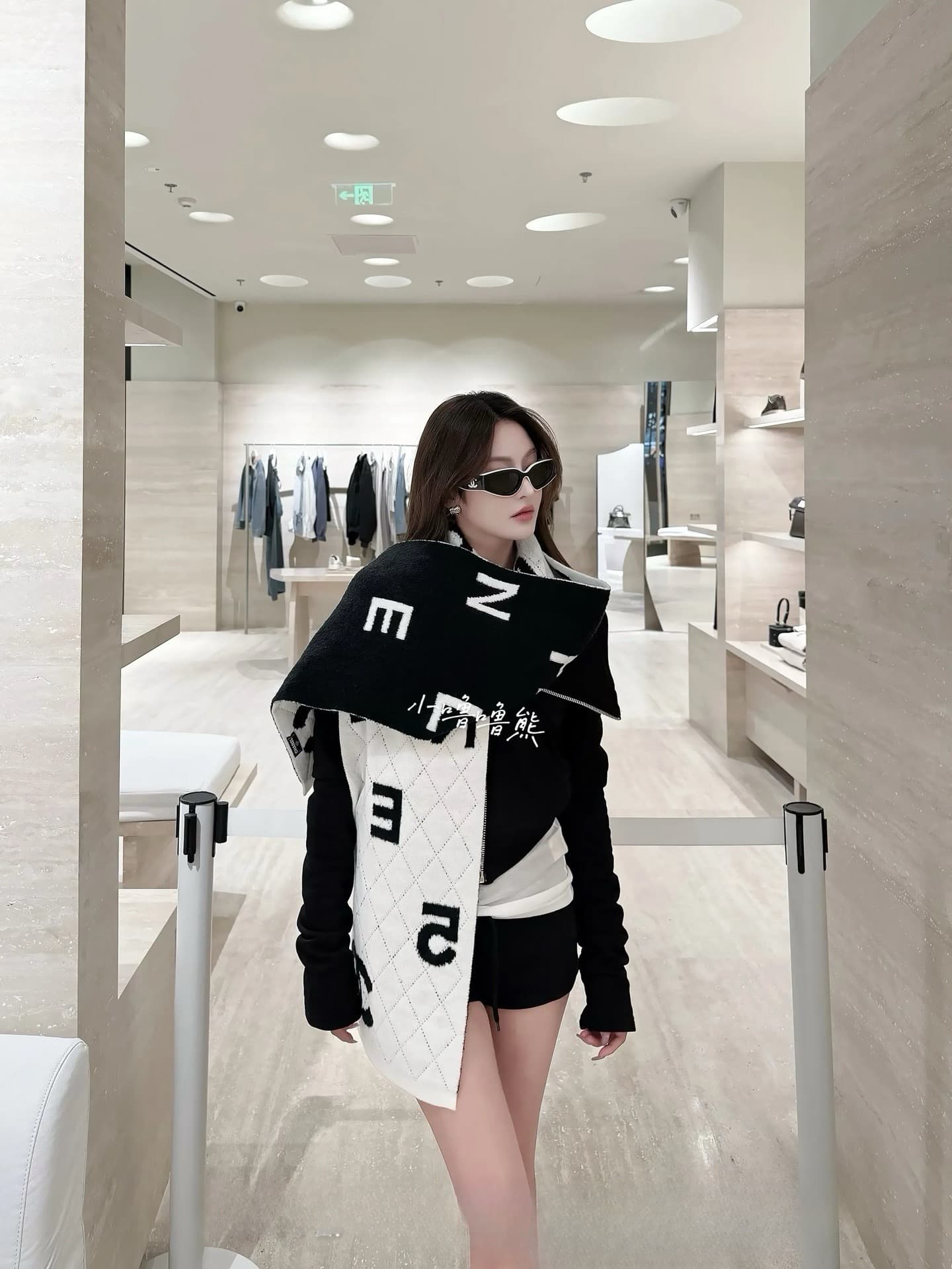 C30701 Chanel’s new collection – “Little Chanel” 💖💖 It’s absolutely stunning! A top-quality product from the brand’s elite line ⮿ The new items are available for purchase. Imported cashmere knit scarves and shawls with decorative patterns ❗ They’re extrem — image 1