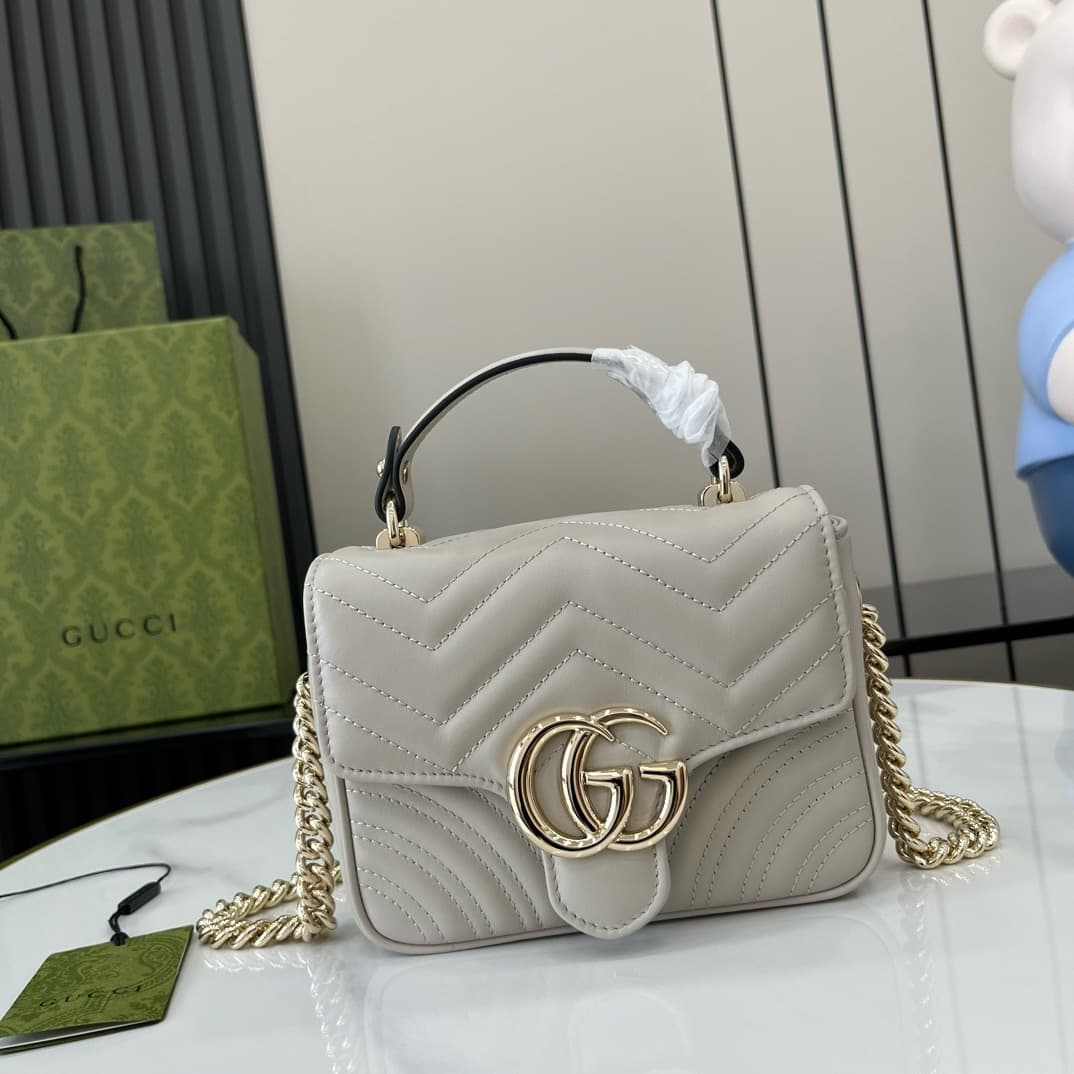C4026 GG Marmont collection mini handbag. The GG Marmont collection features a new silhouette in classic colors, exuding the charm of early autumn. This handbag is made of V-shaped leather sewn with Gucci Rosso Ancora light gray fabric, with detachable bu — image 1