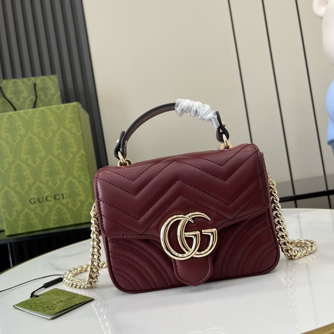 C4027 GG Marmont collection mini handbag. The GG Marmont collection features a new silhouette with classic colors, showcasing the charm of early autumn. This handbag is made of V-shaped leather sewn with Gucci Rosso Ancora red leather, with detachable buc — image 1